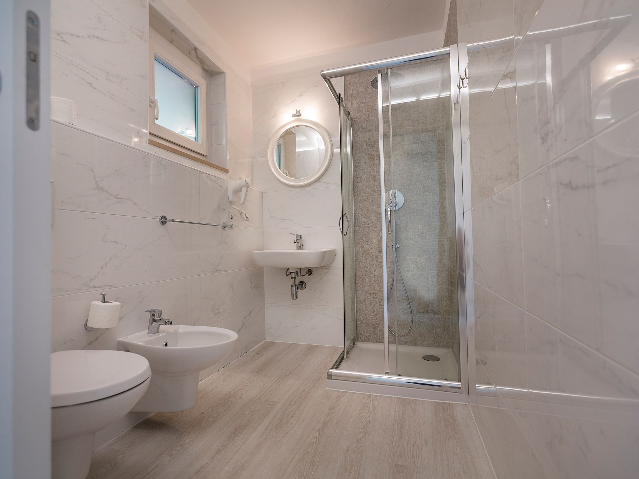 Zwei-Zimmer-Wohnung mit Seeblick, Grill und Gemeinschaftspool-Image-tags.info