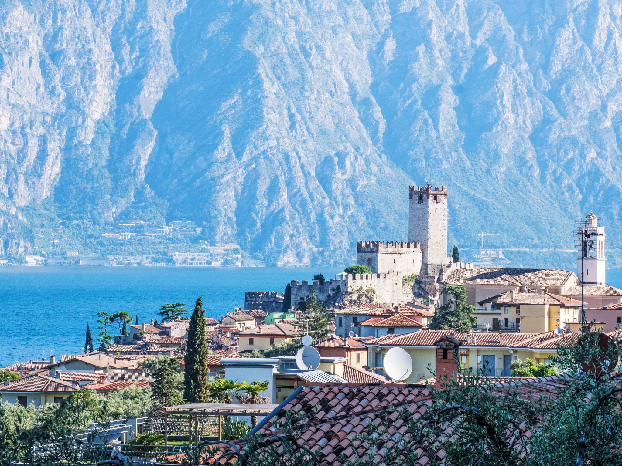 Photo of Zwei-Zimmer-Wohnung mit herrlicher Terrasse mit Seeblick