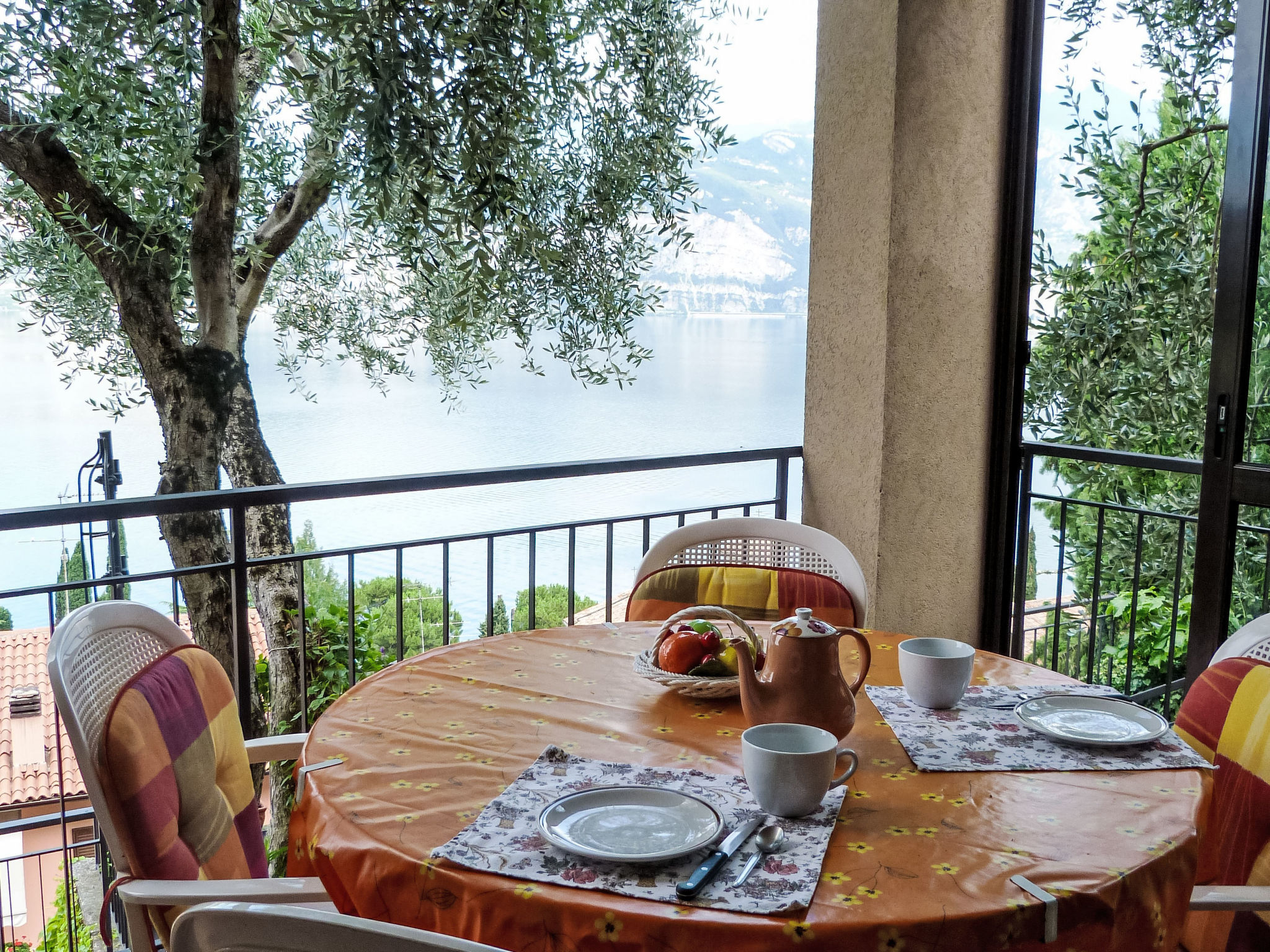 Photo of Zwei-Zimmer-Wohnung mit herrlicher Terrasse mit Seeblick