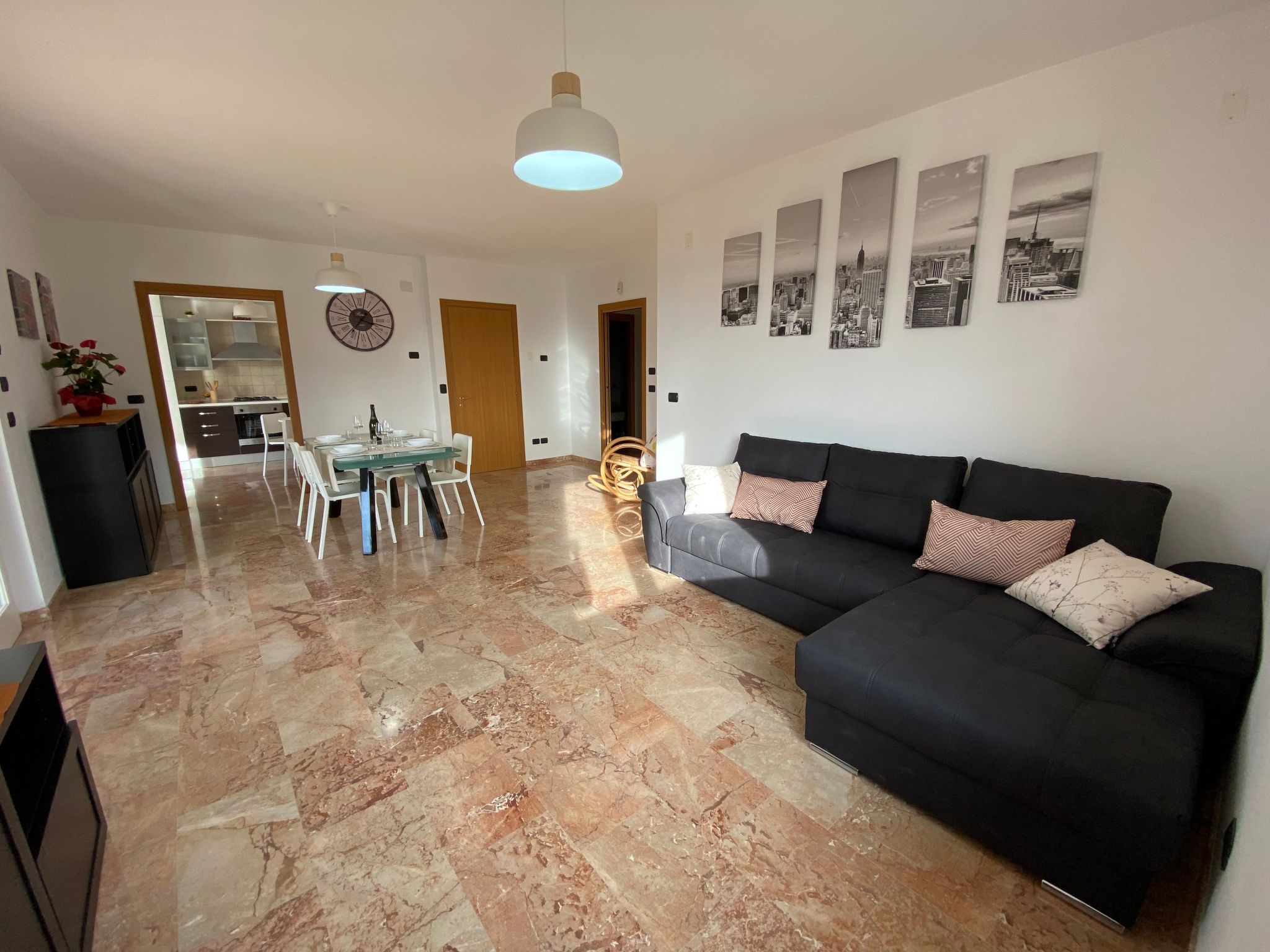 Detached holiday home with a wonderful view of Lake Garda. The villa has: 5 bedrooms (sleeps 10: two rooms with double bed and 3 twin rooms, each with two single beds), three bathrooms, fully equipped..