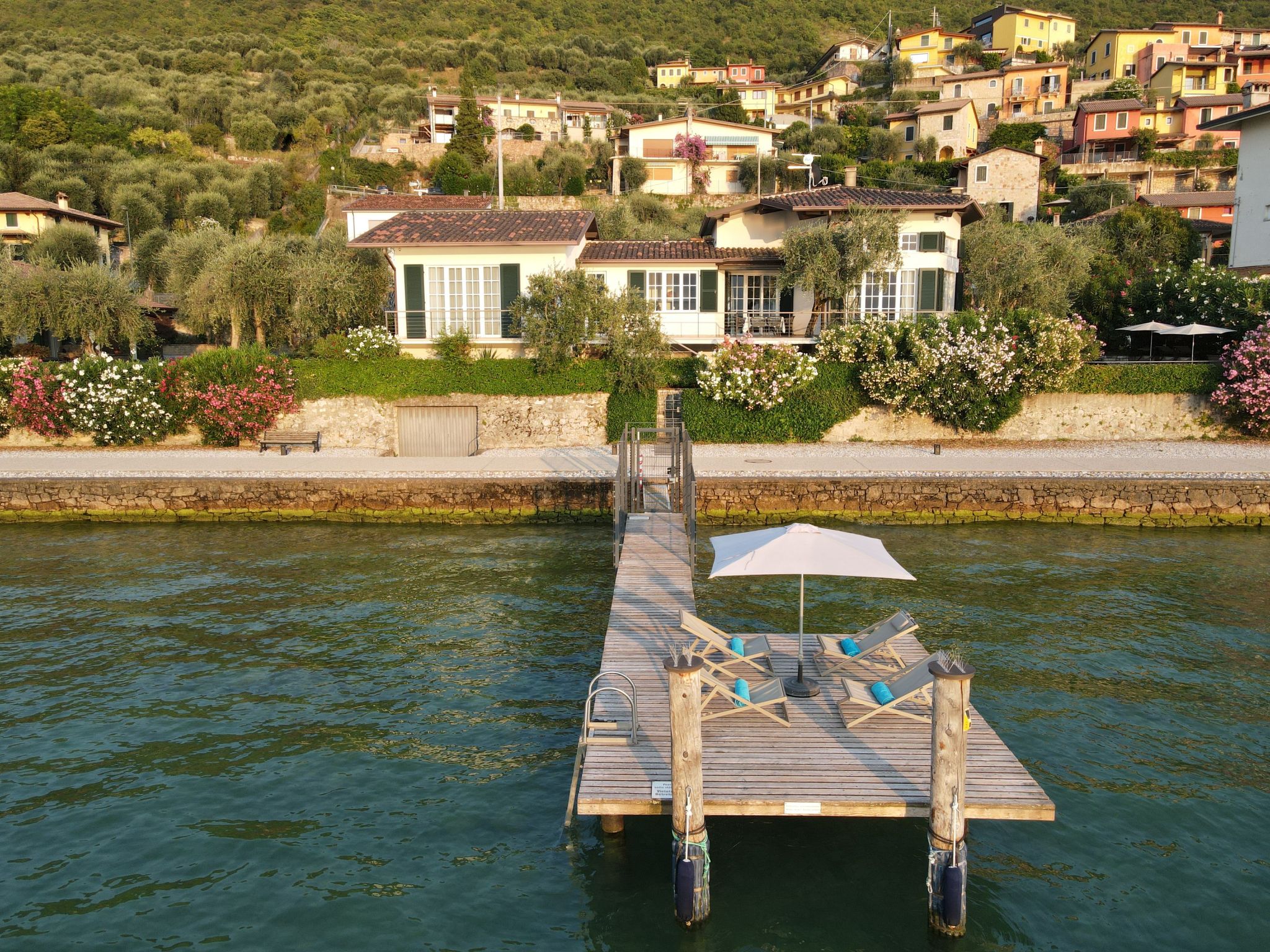 Het vakantiehuis aan het Gardameer. Exclusief en verfijnd. Het is hier zo mooi, in de Villa am Lago, dat je er helemaal en voor altijd zou willen intrekken. Laat het leven van alledag gewoon achter je..