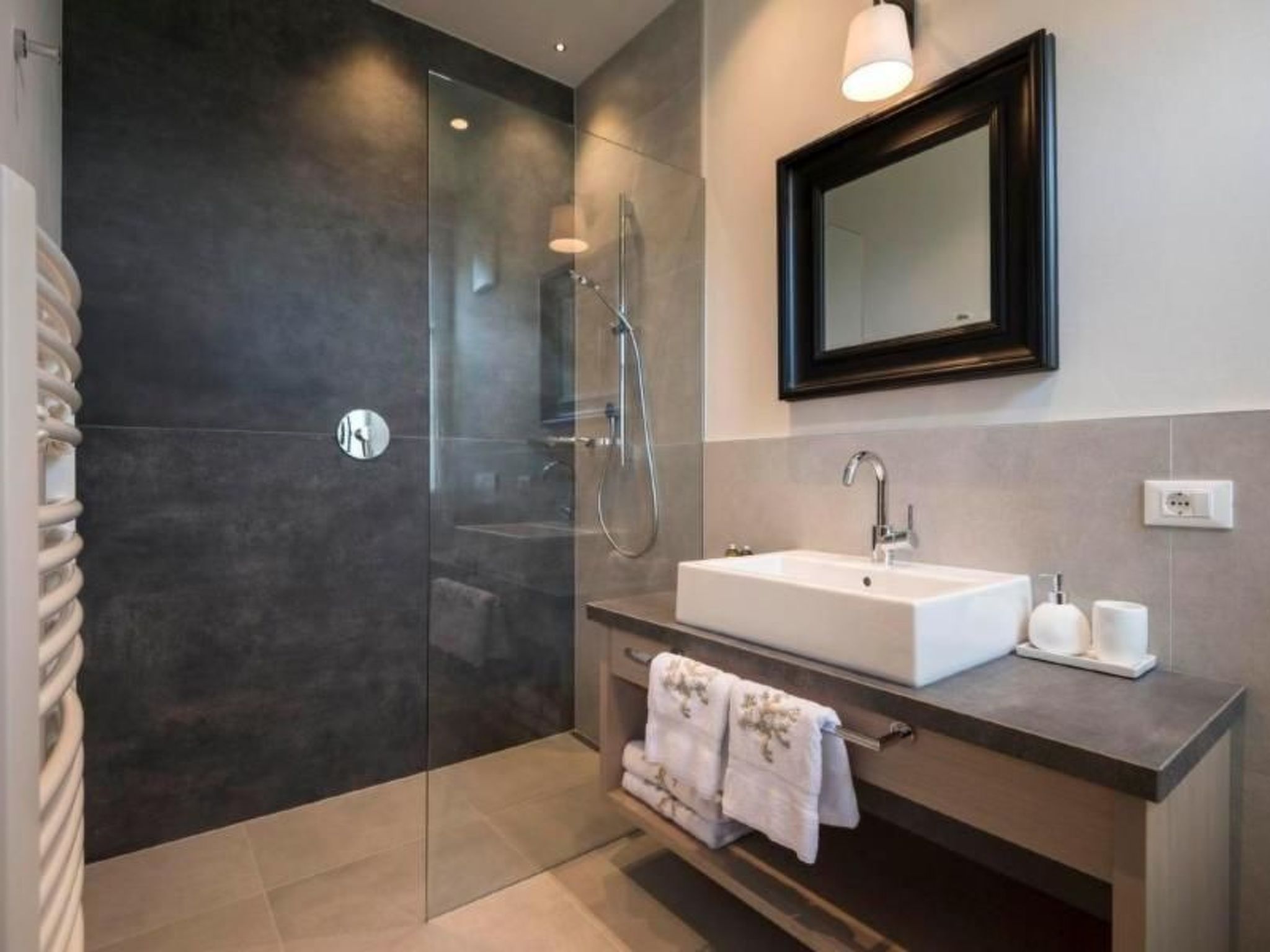 Luxusvilla am Gardasee mit privatem Badesteg-Binnen