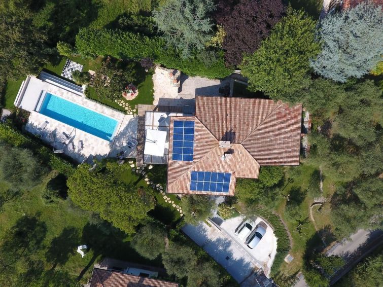 Vrijstaande villa in Albisano met privézwembad, tuin en panoramisch uitzicht op het Gardameer in Albisano