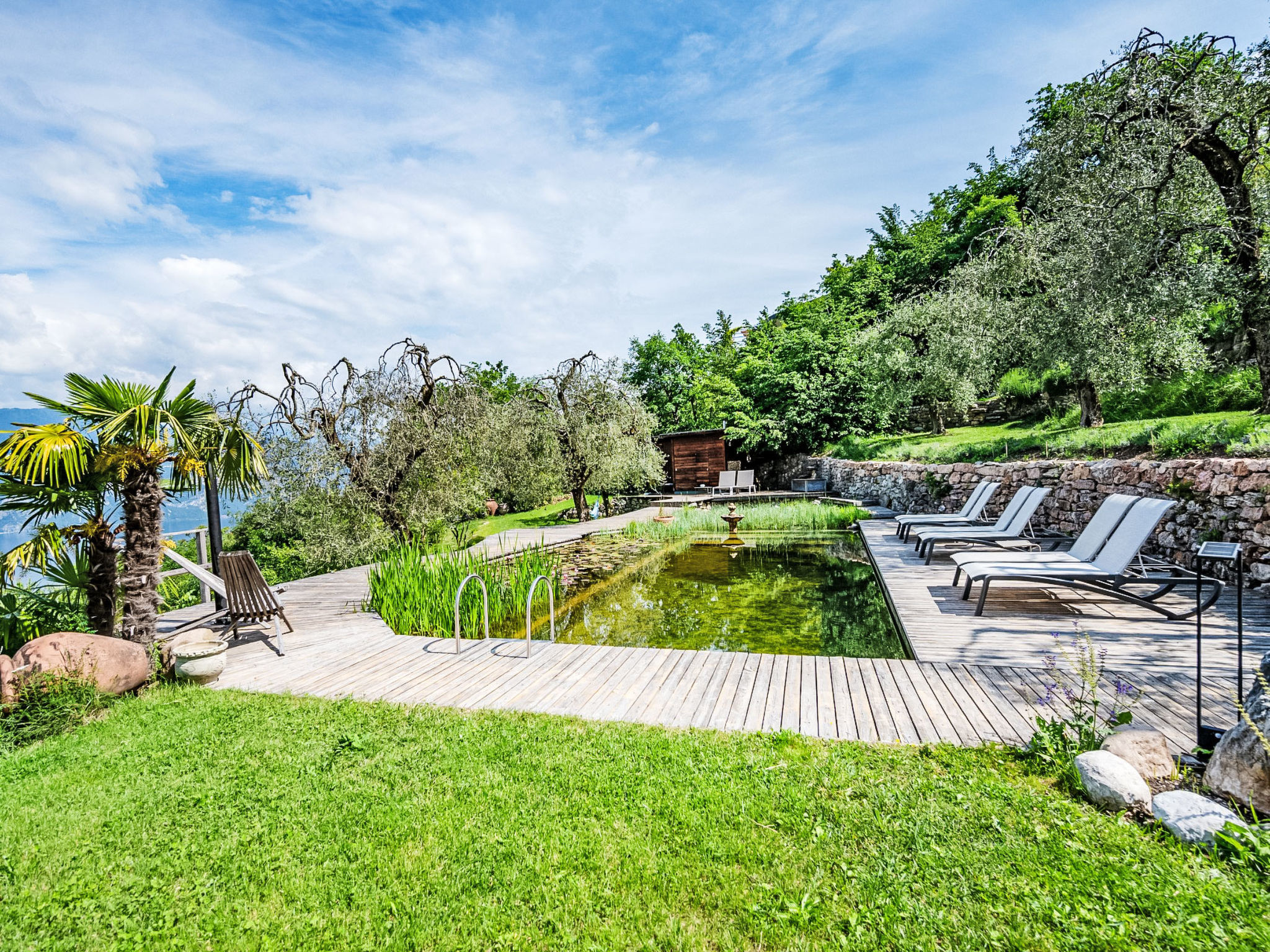 Villa mit schönem Seepanorama und Naturteich - Buiten