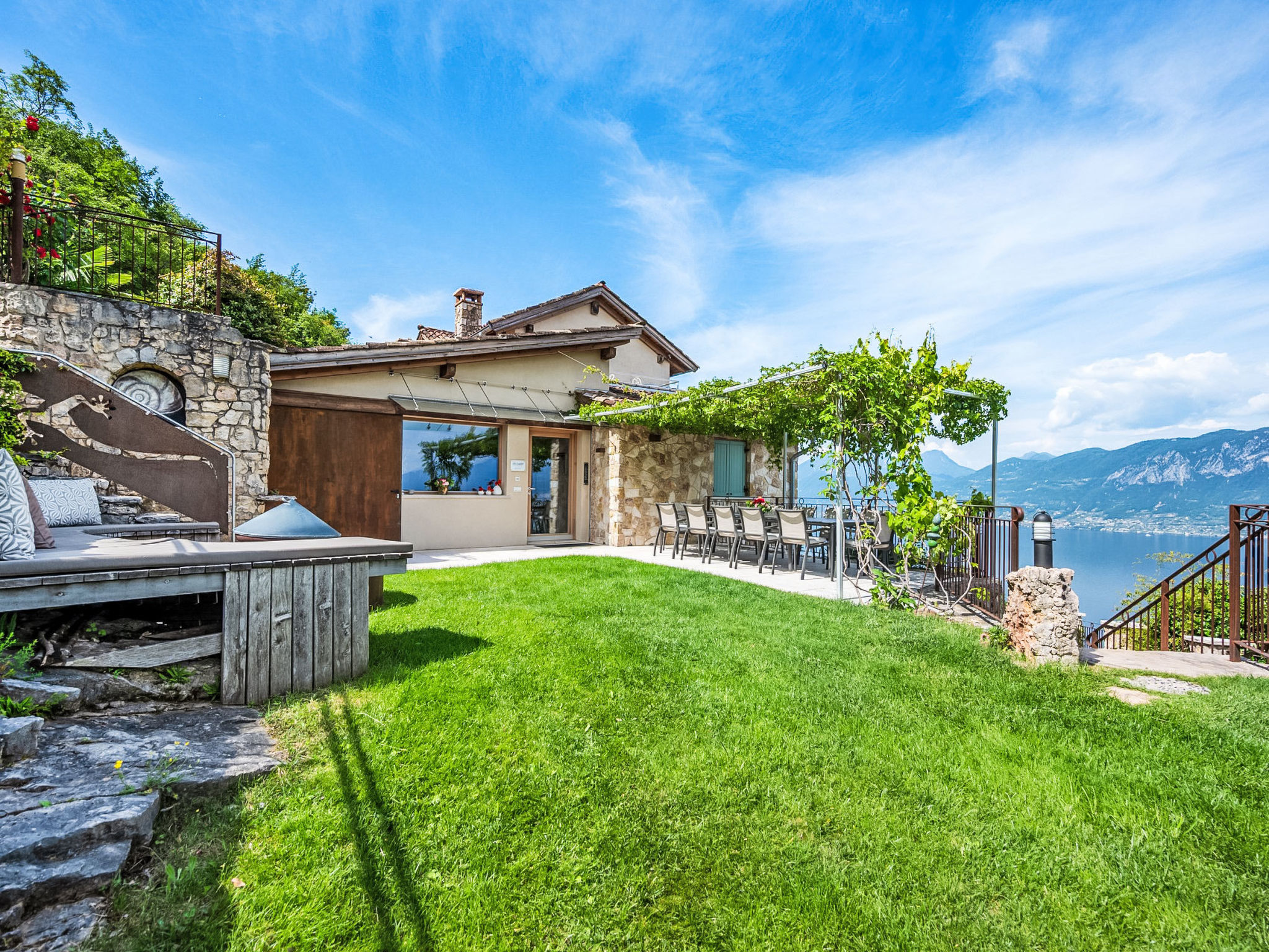 Villa mit schönem Seepanorama und Naturteich - Buiten