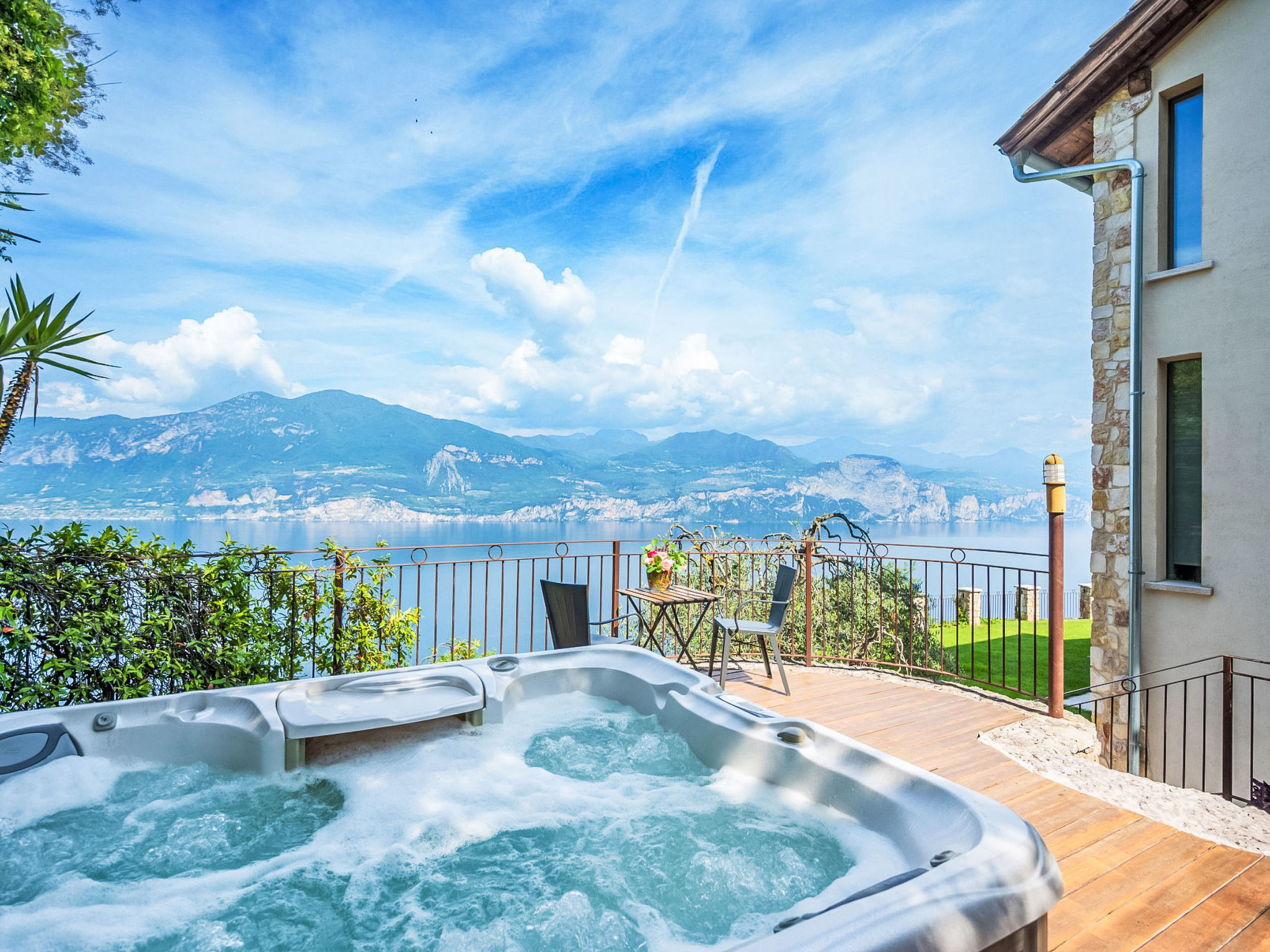 Villa mit schönem Seepanorama und Naturteich