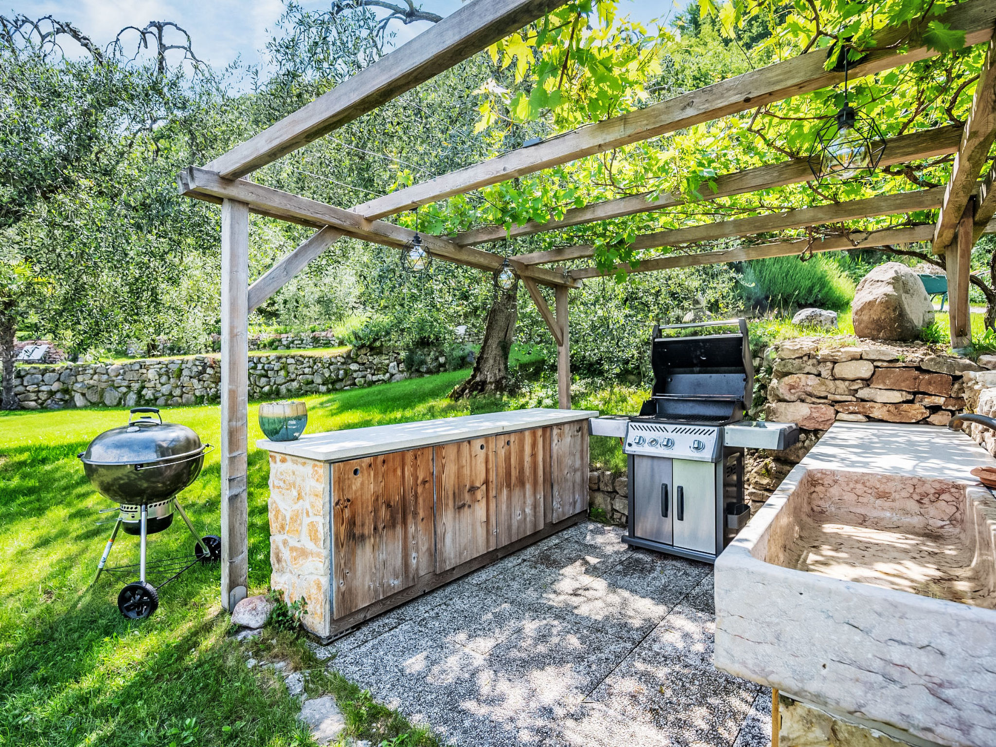 Villa mit schönem Seepanorama und Naturteich - Buiten
