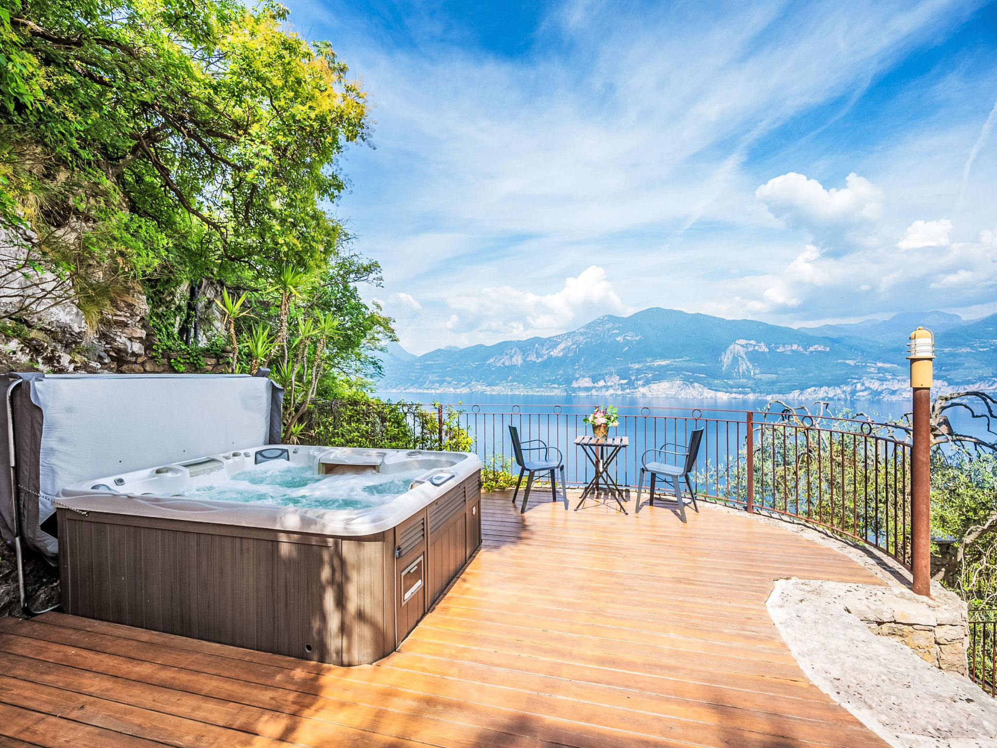 Villa mit schönem Seepanorama und Naturteich - Buiten
