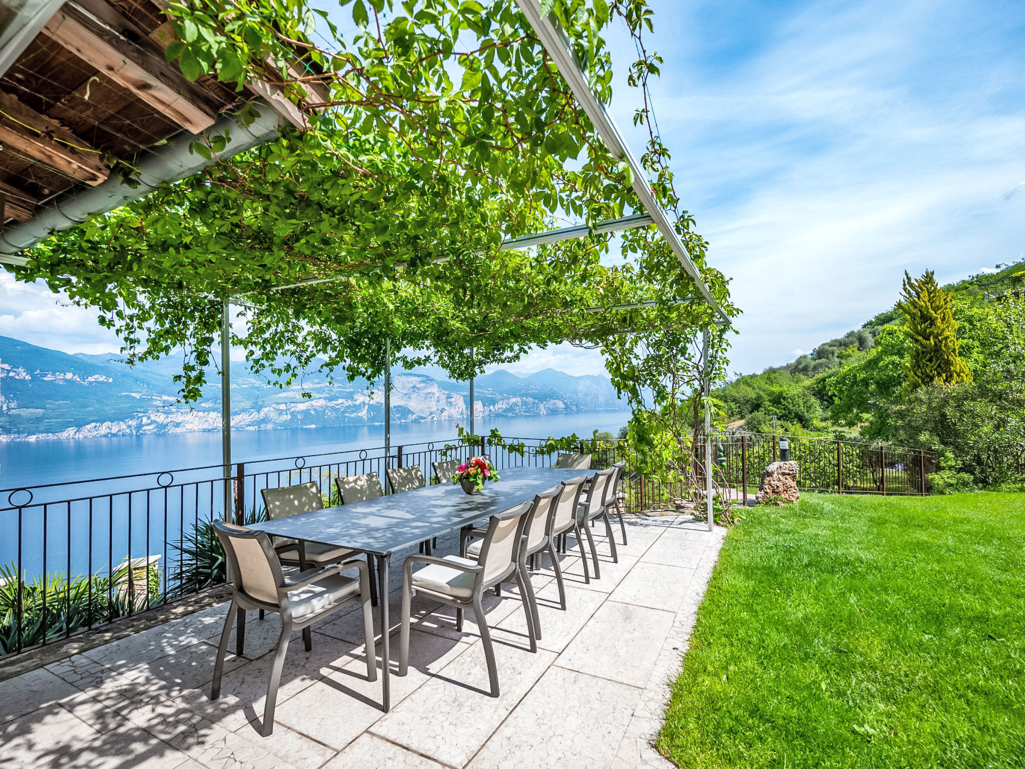 Villa mit schönem Seepanorama und Naturteich