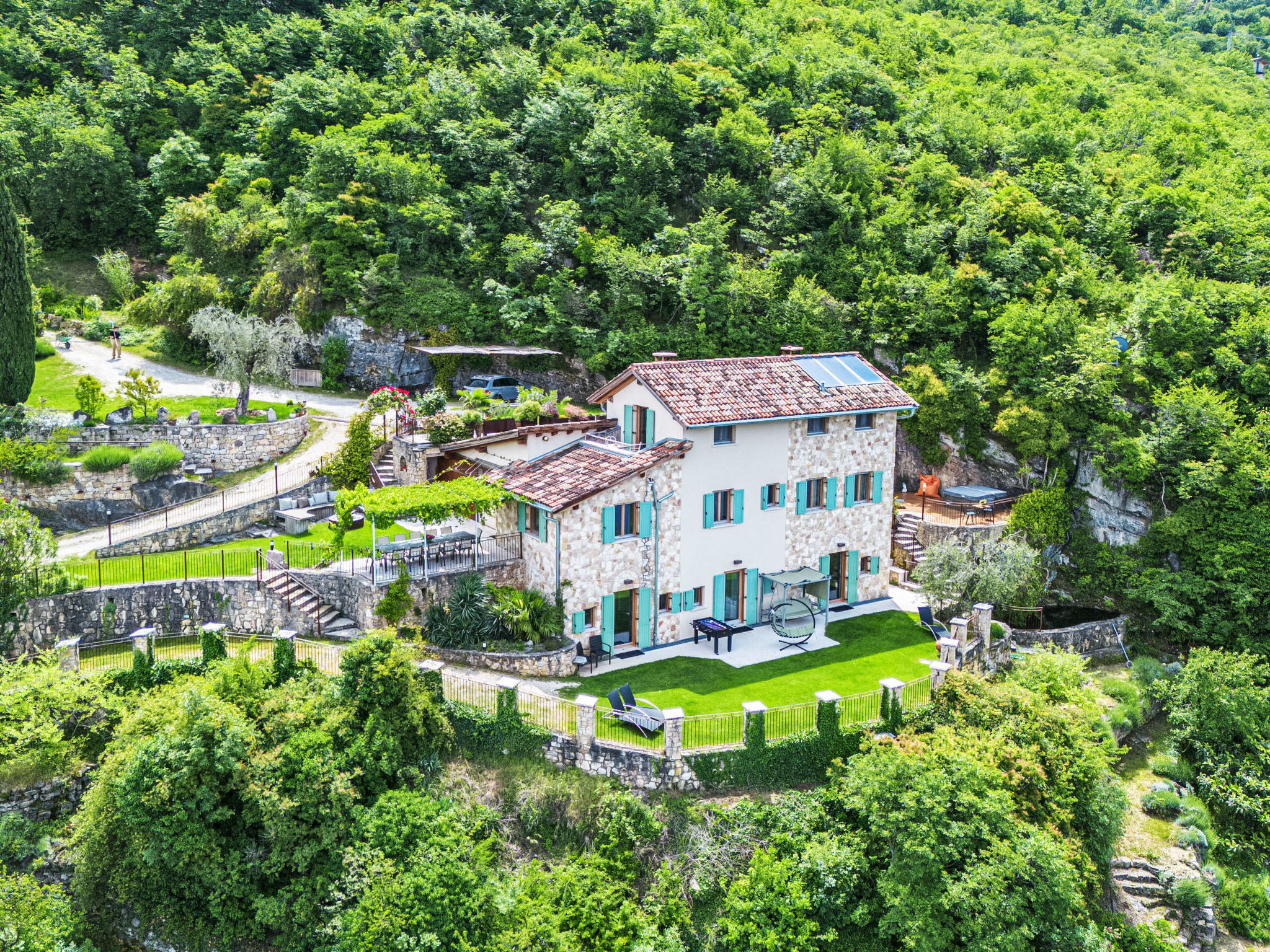 Villa mit schönem Seepanorama und Naturteich - Buiten