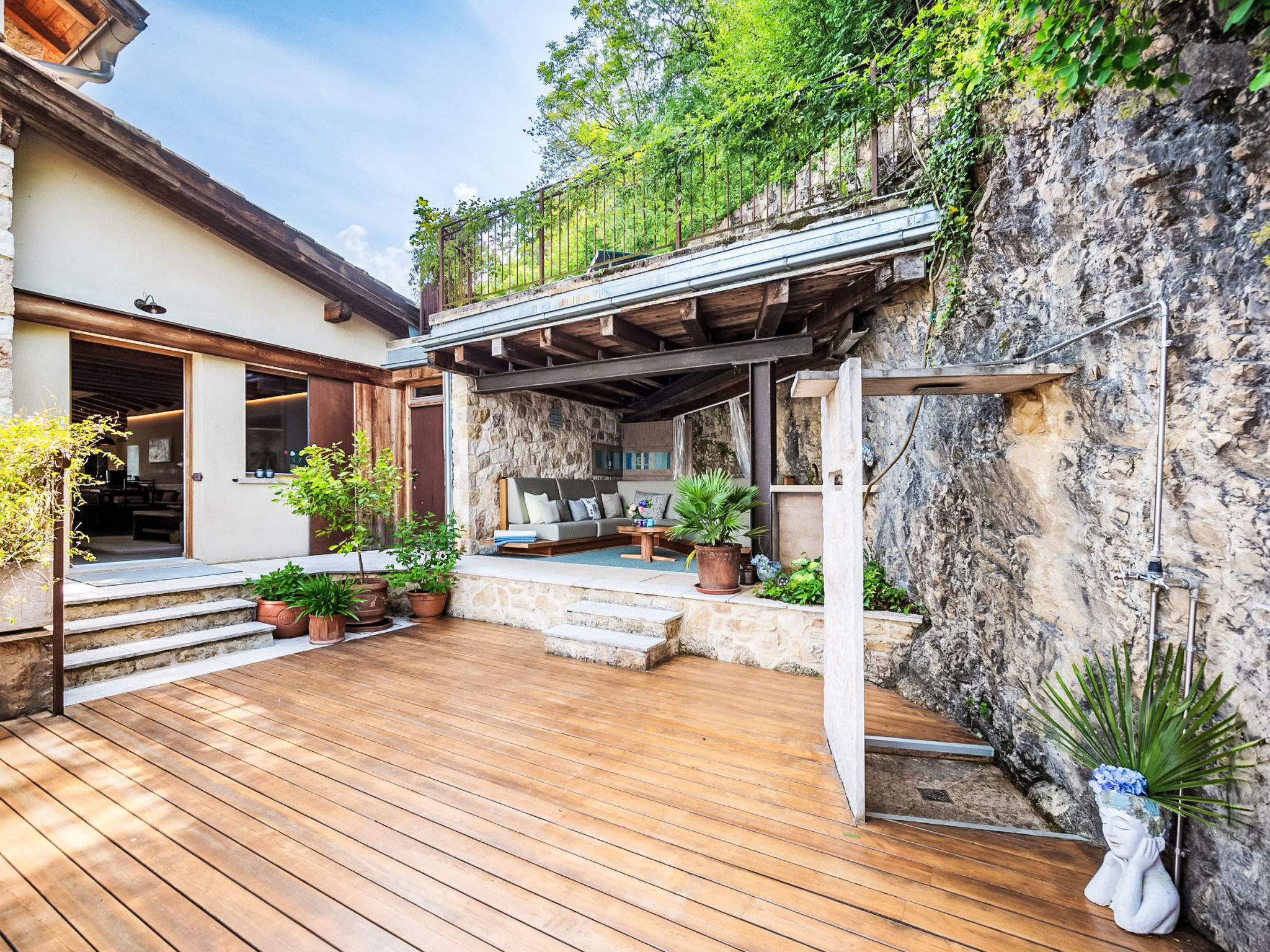 Villa mit schönem Seepanorama und Naturteich - Buiten