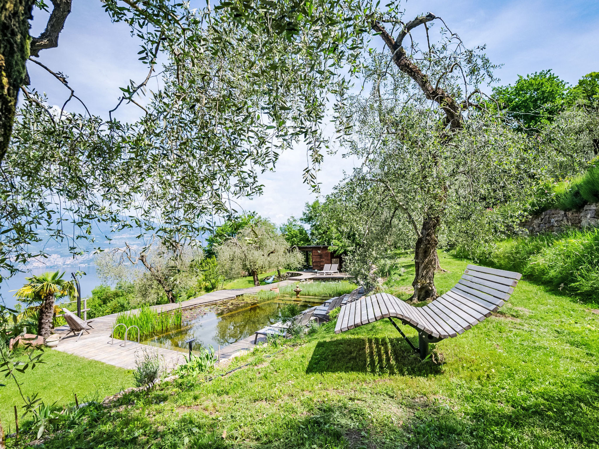 Villa mit schönem Seepanorama und Naturteich - Buiten