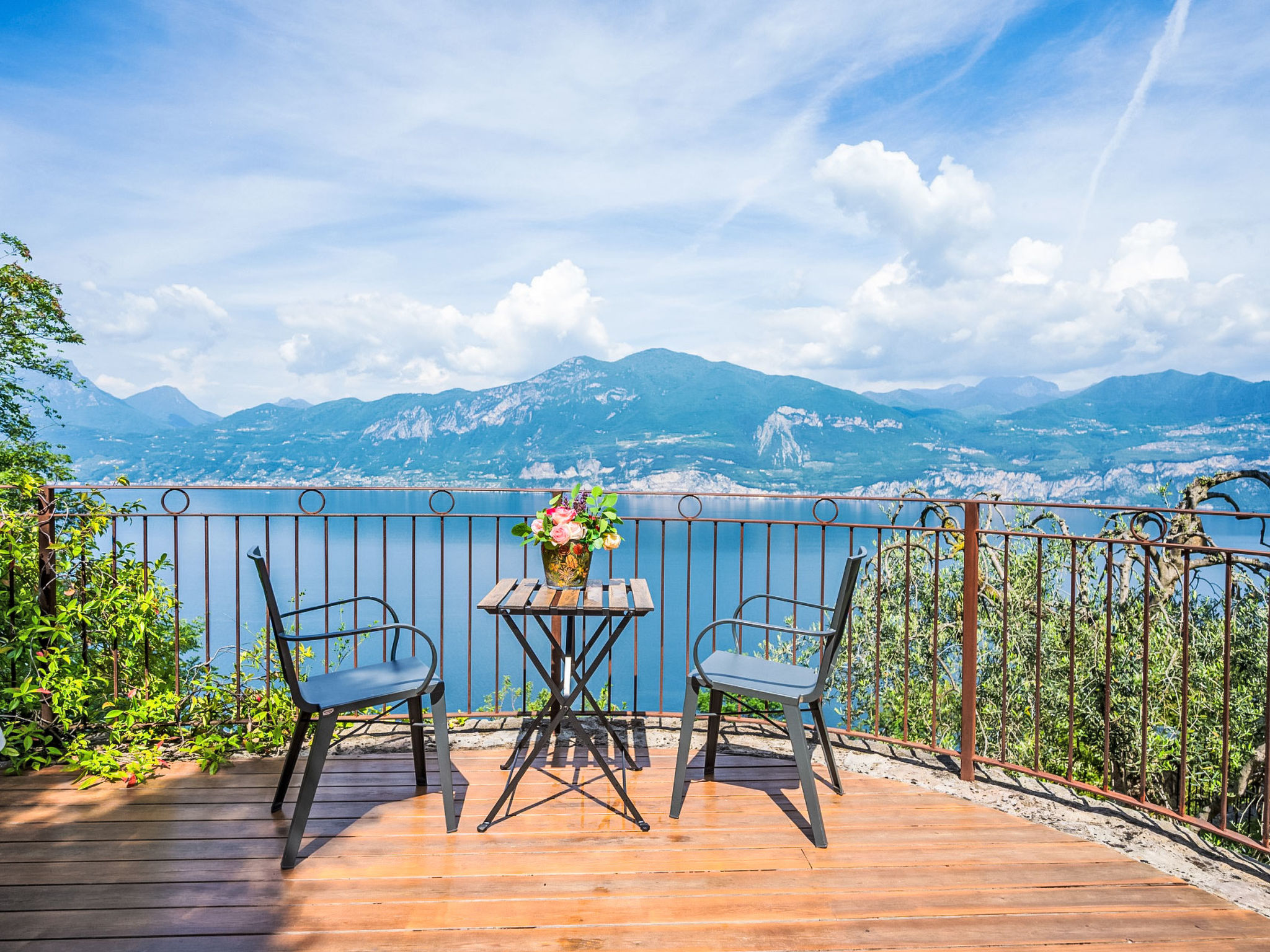 Villa mit schönem Seepanorama und Naturteich - Buiten