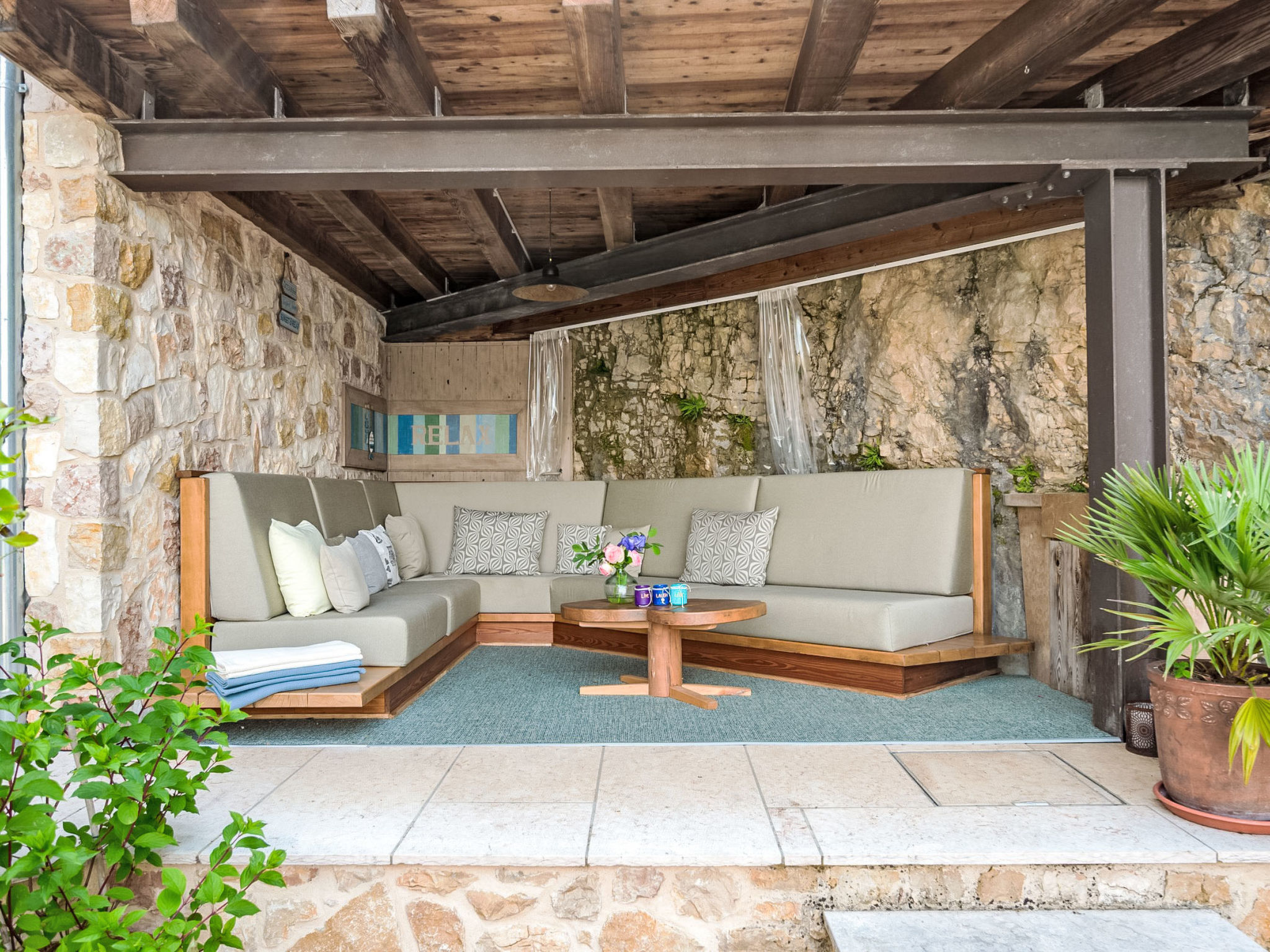 Villa mit schönem Seepanorama und Naturteich - Buiten