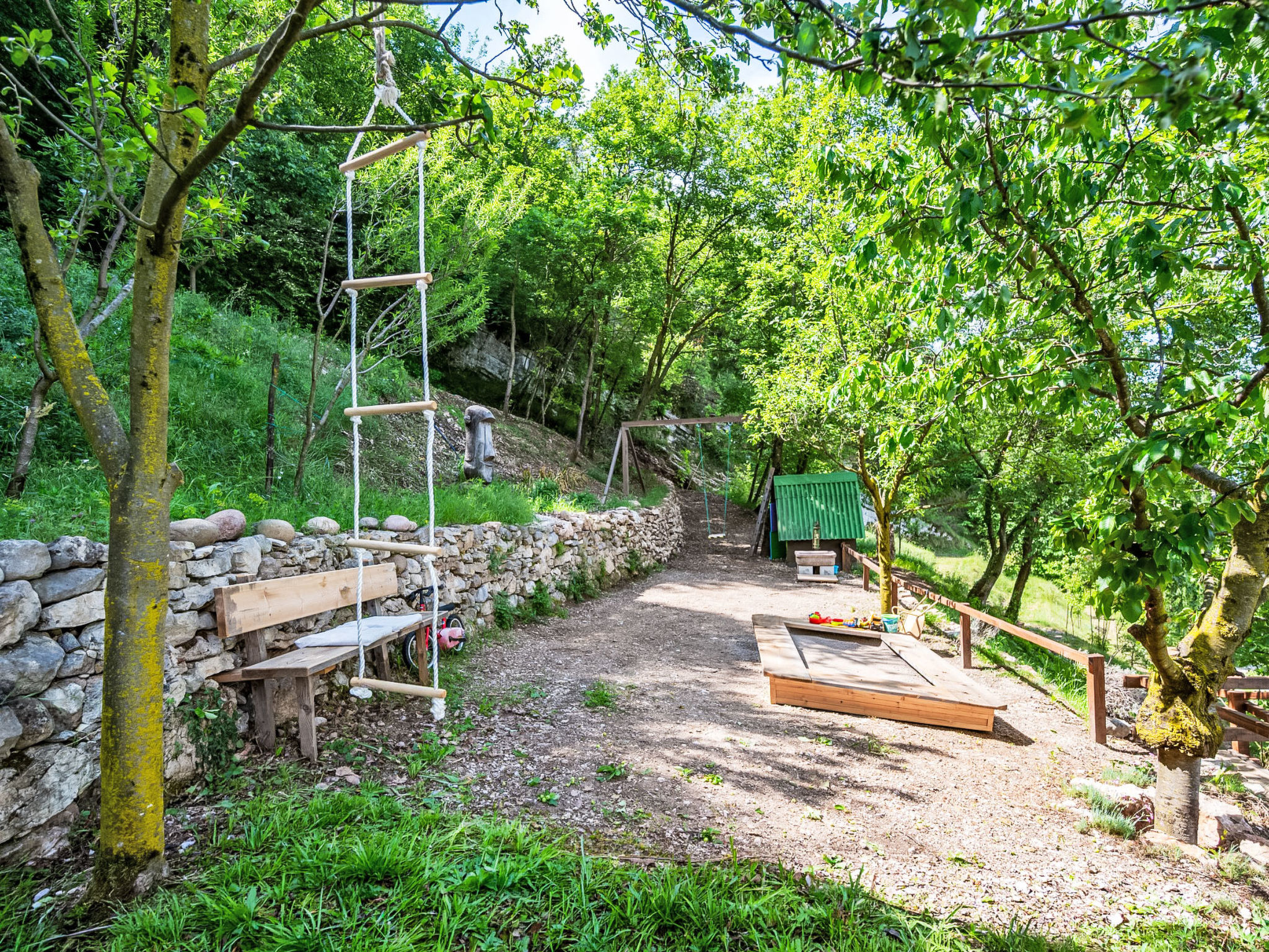 Villa mit schönem Seepanorama und Naturteich - Buiten
