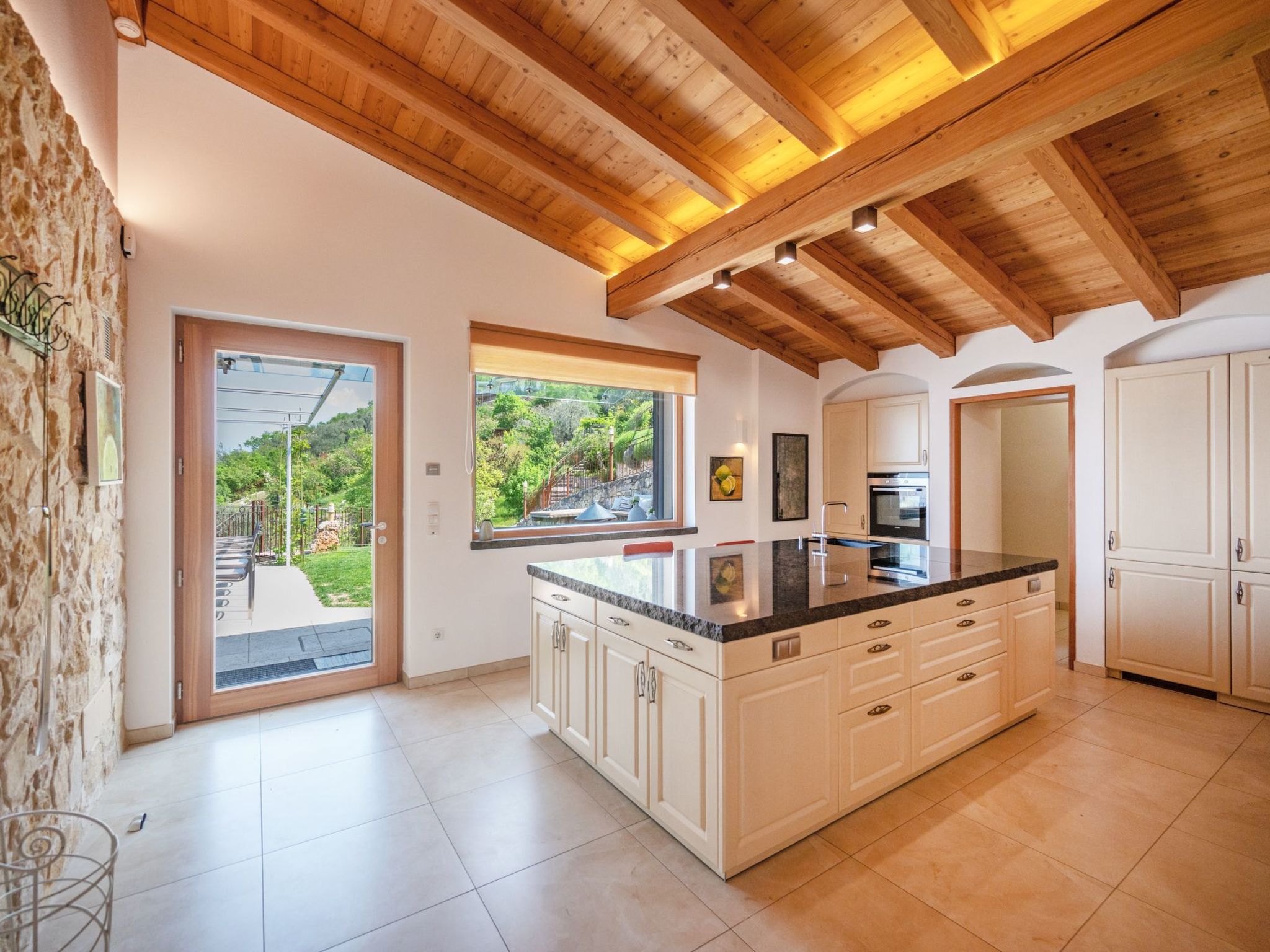 Villa mit schönem Seepanorama und Naturteich-Binnen