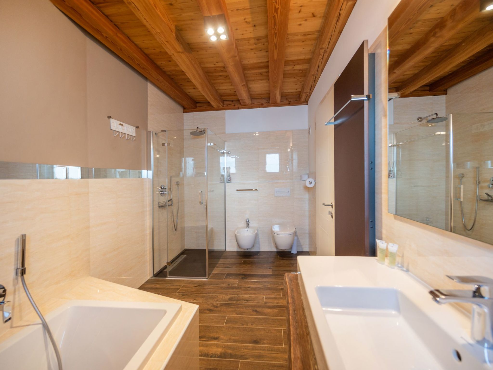 Villa mit schönem Seepanorama und Naturteich-Binnen