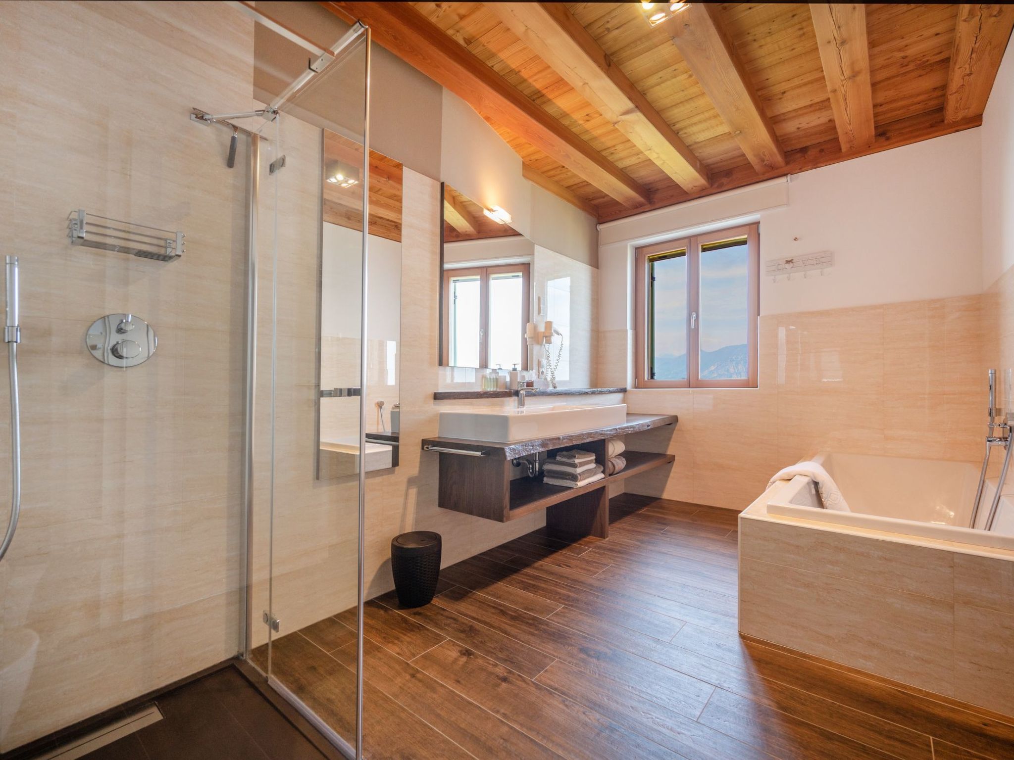 Villa mit schönem Seepanorama und Naturteich-Binnen