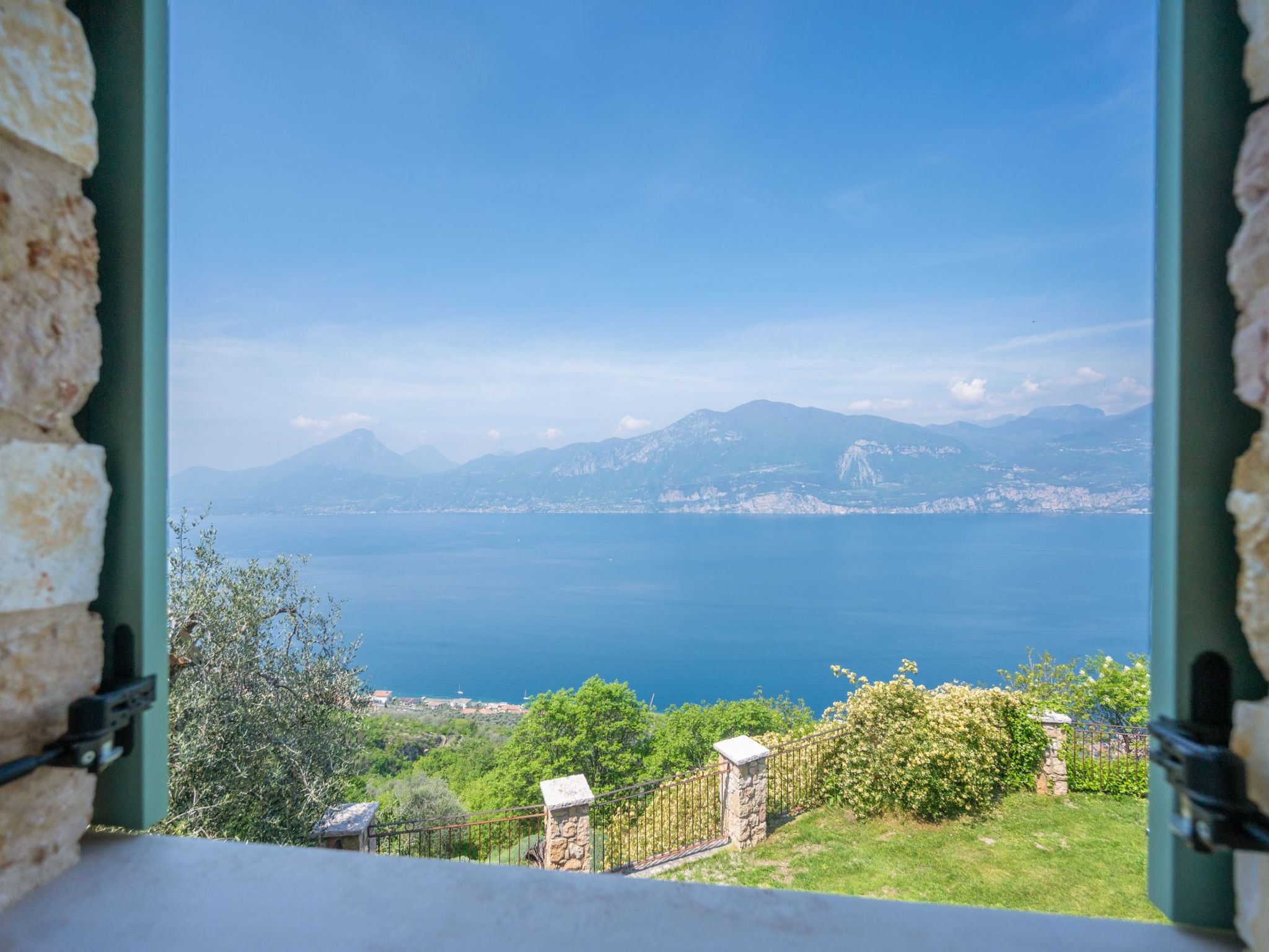 Villa mit schönem Seepanorama und Naturteich-Binnen