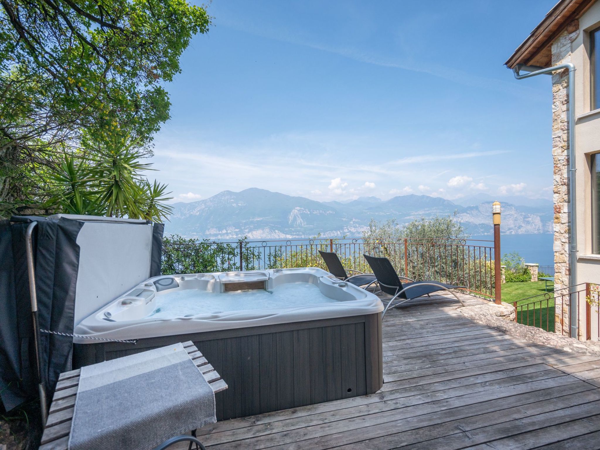 Villa mit schönem Seepanorama und Naturteich-Binnen