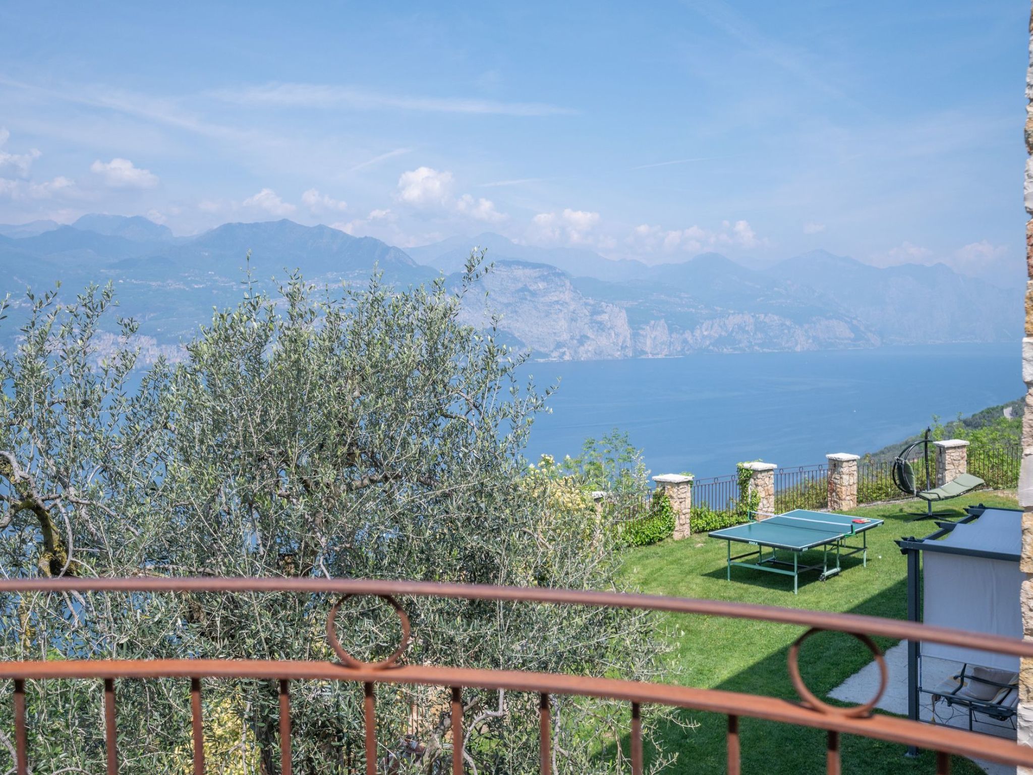 Villa mit schönem Seepanorama und Naturteich-Binnen