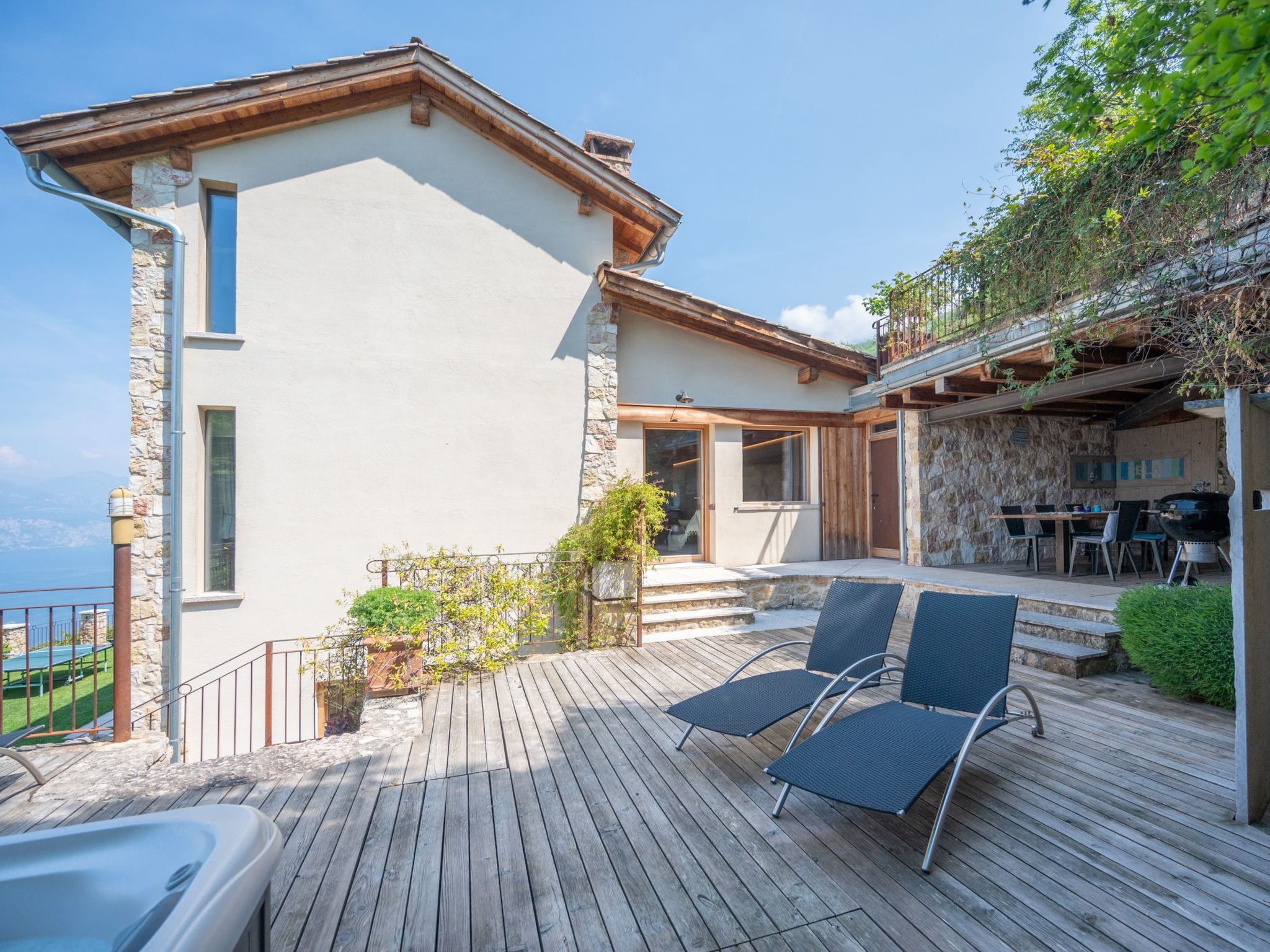 Villa mit schönem Seepanorama und Naturteich-Binnen