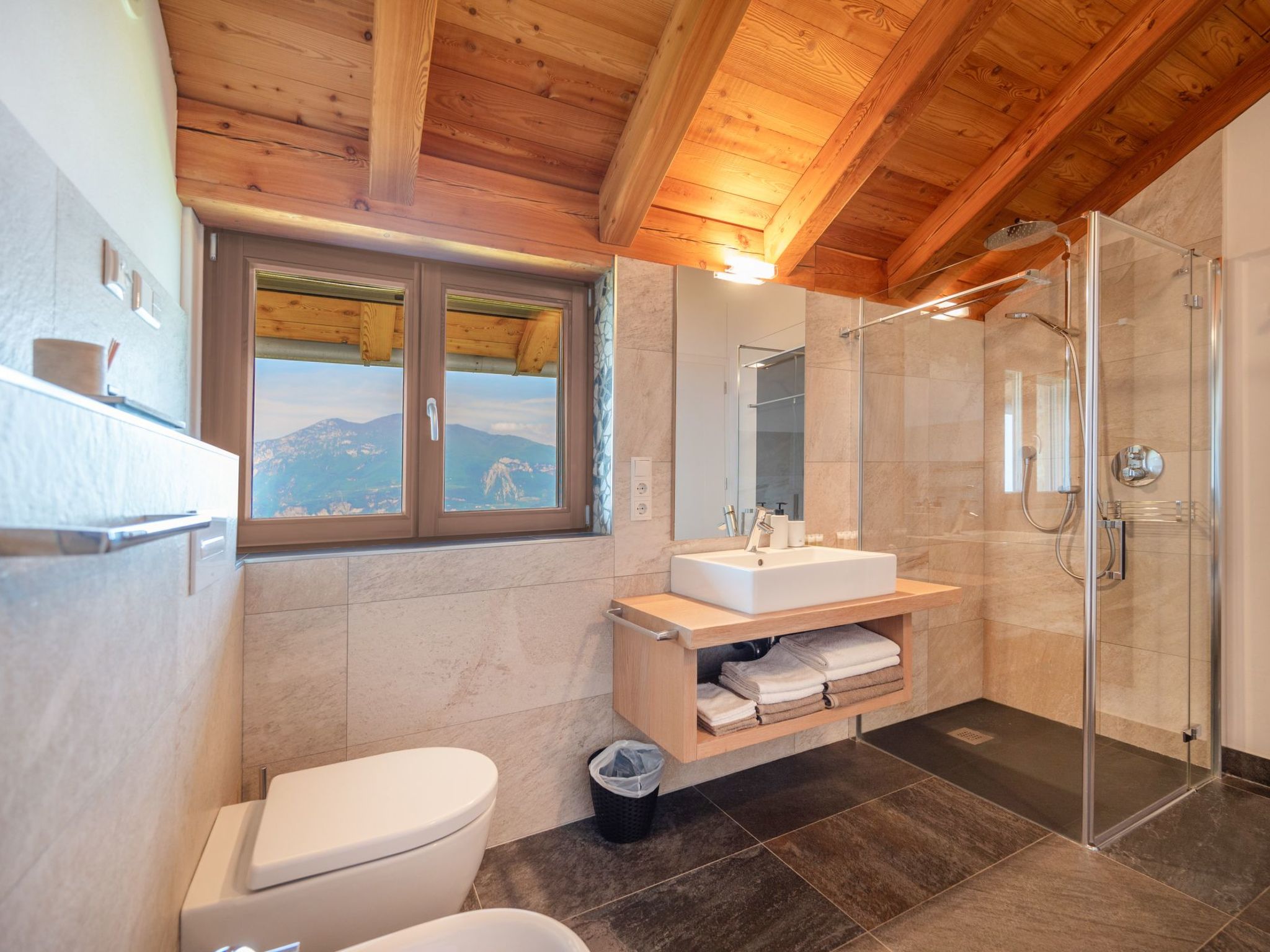 Villa mit schönem Seepanorama und Naturteich-Binnen