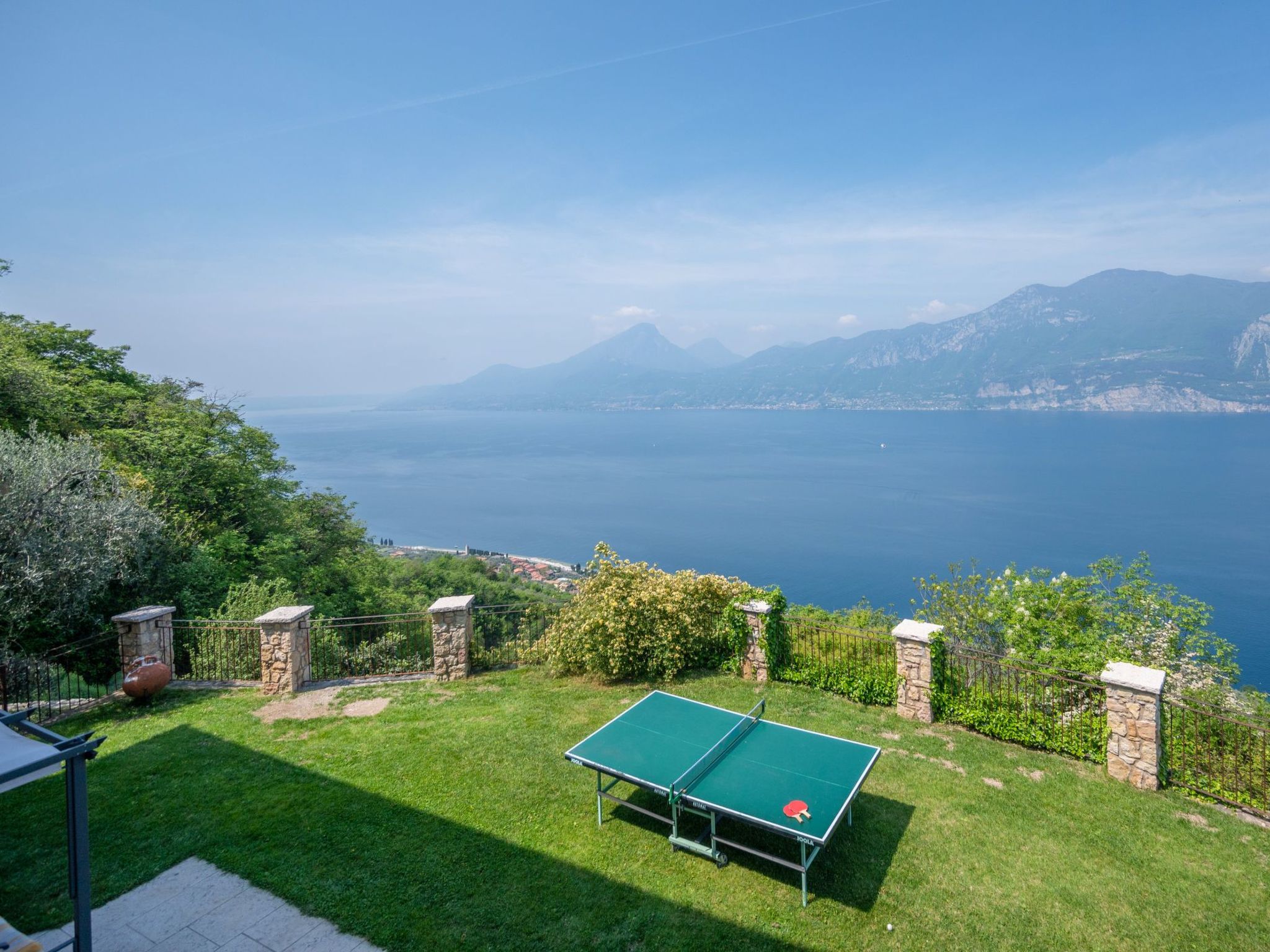 Villa mit schönem Seepanorama und Naturteich-Binnen