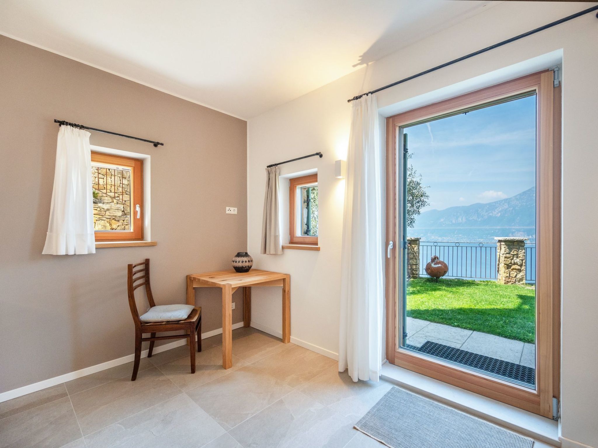 Villa mit schönem Seepanorama und Naturteich-Binnen