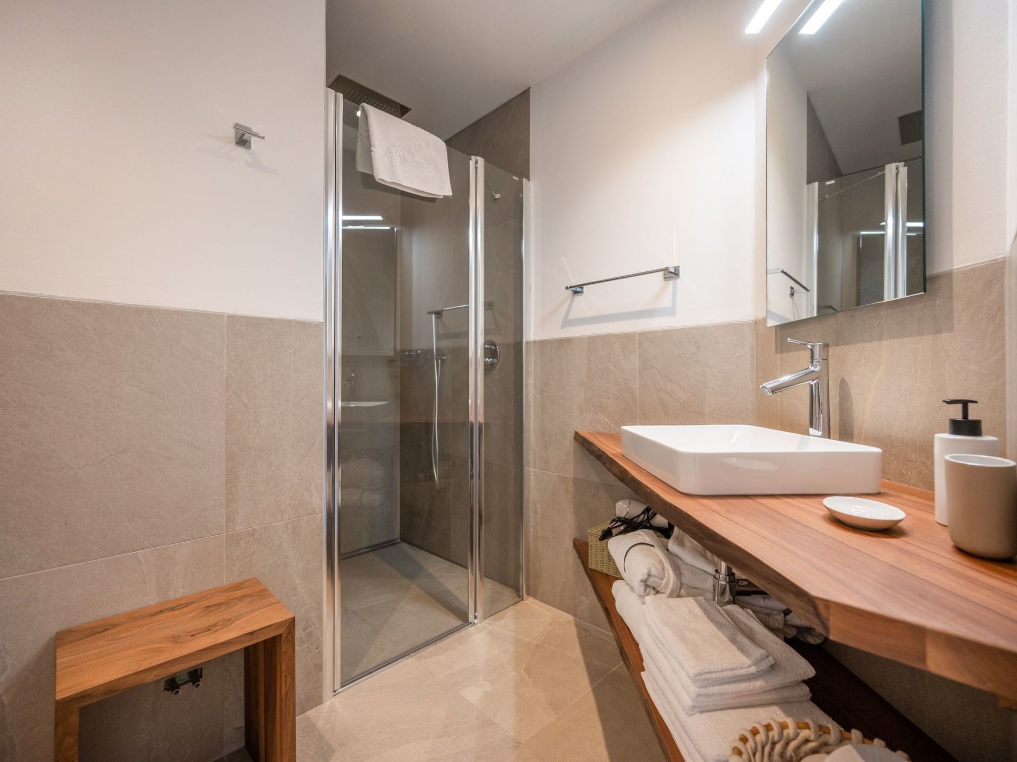 Villa mit schönem Seepanorama und Naturteich-Binnen