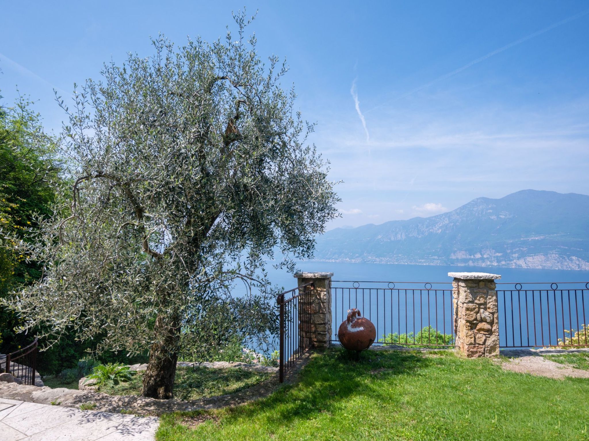 Villa mit schönem Seepanorama und Naturteich-Binnen