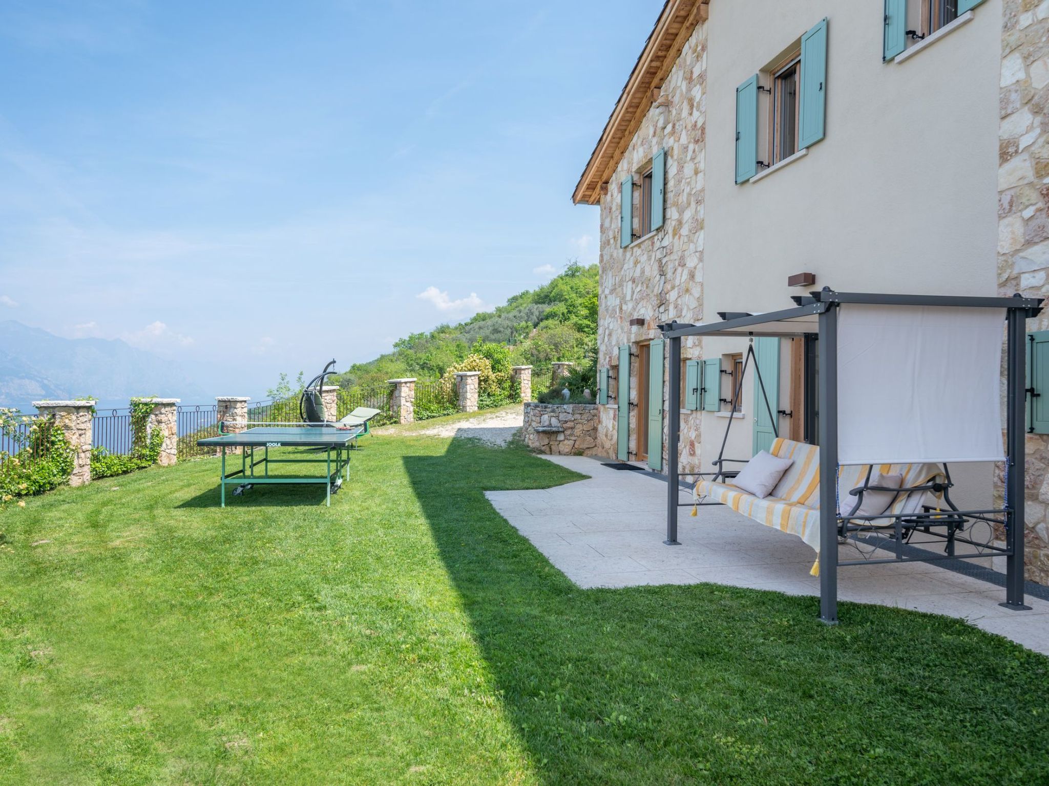 Villa mit schönem Seepanorama und Naturteich-Binnen