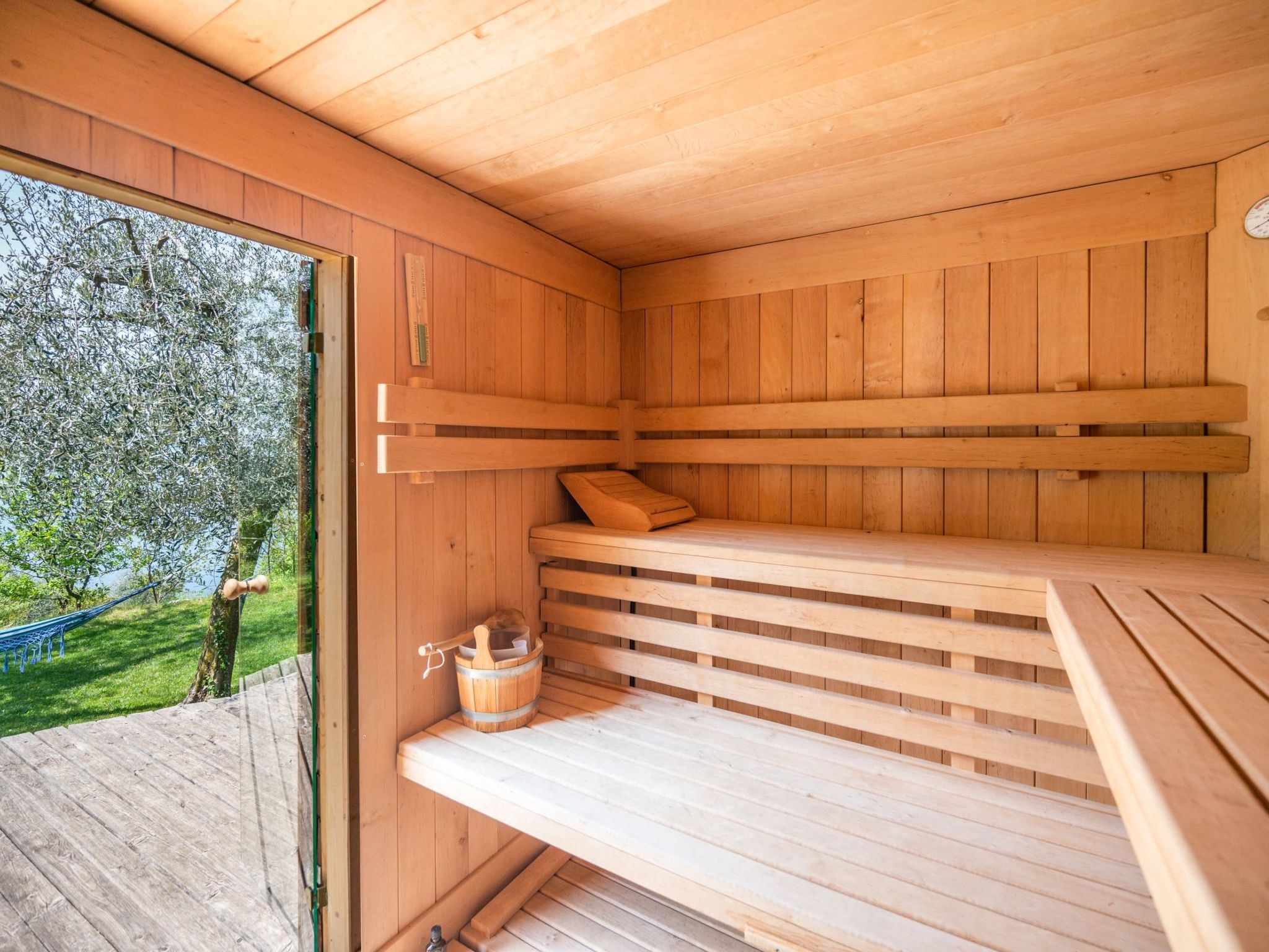 Villa mit schönem Seepanorama und Naturteich-Binnen