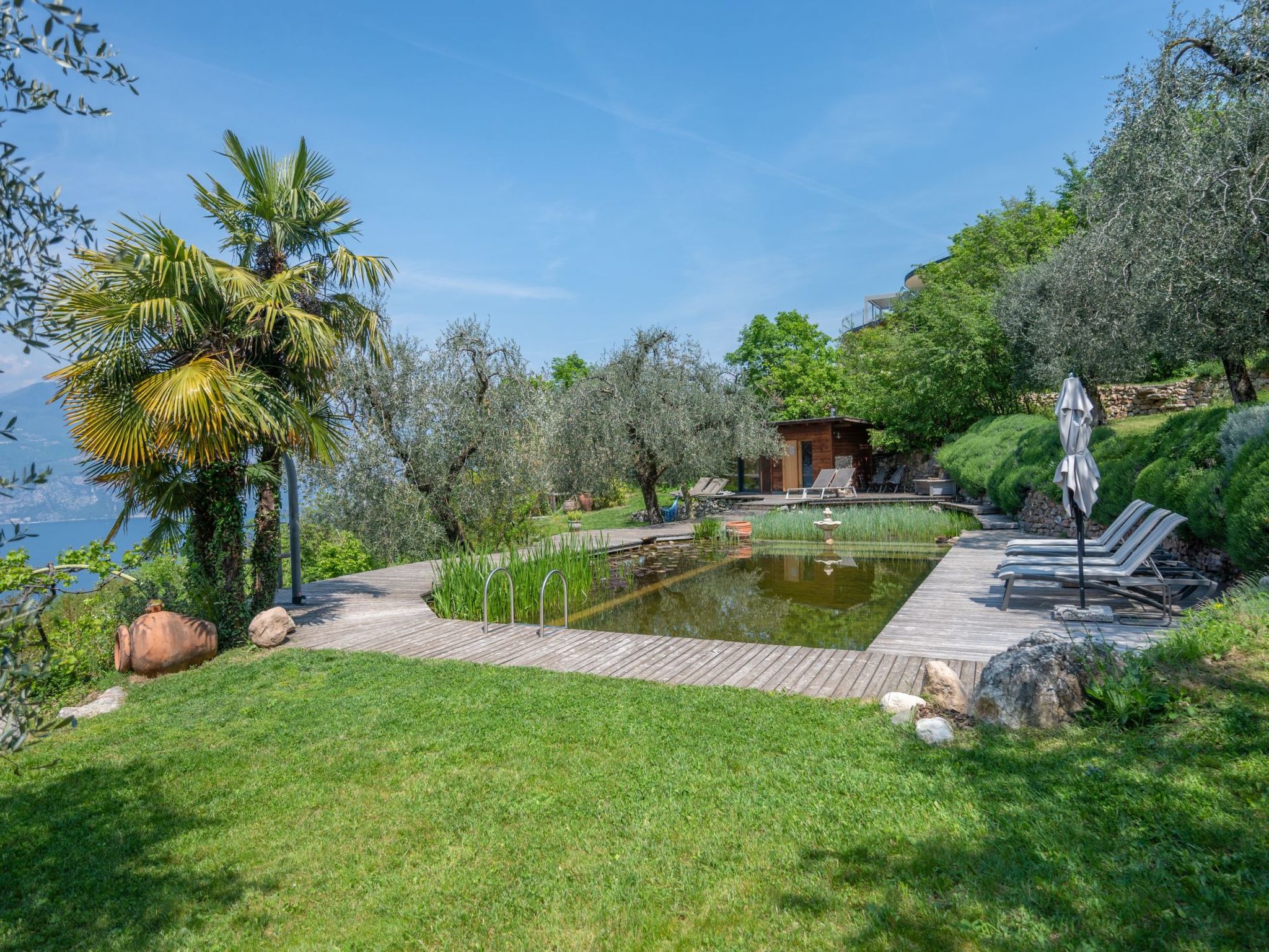 Villa mit schönem Seepanorama und Naturteich-Binnen