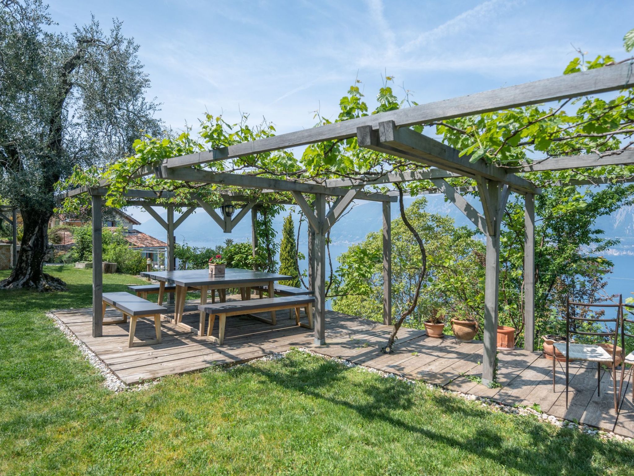 Villa mit schönem Seepanorama und Naturteich-Binnen