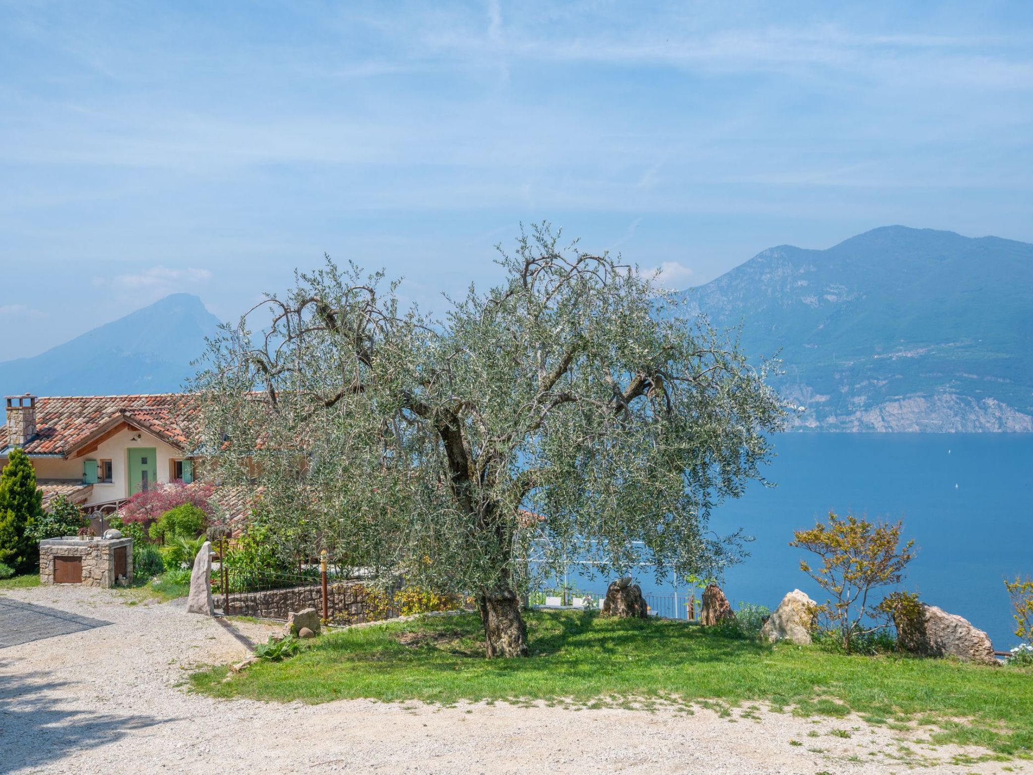 Villa mit schönem Seepanorama und Naturteich-Binnen