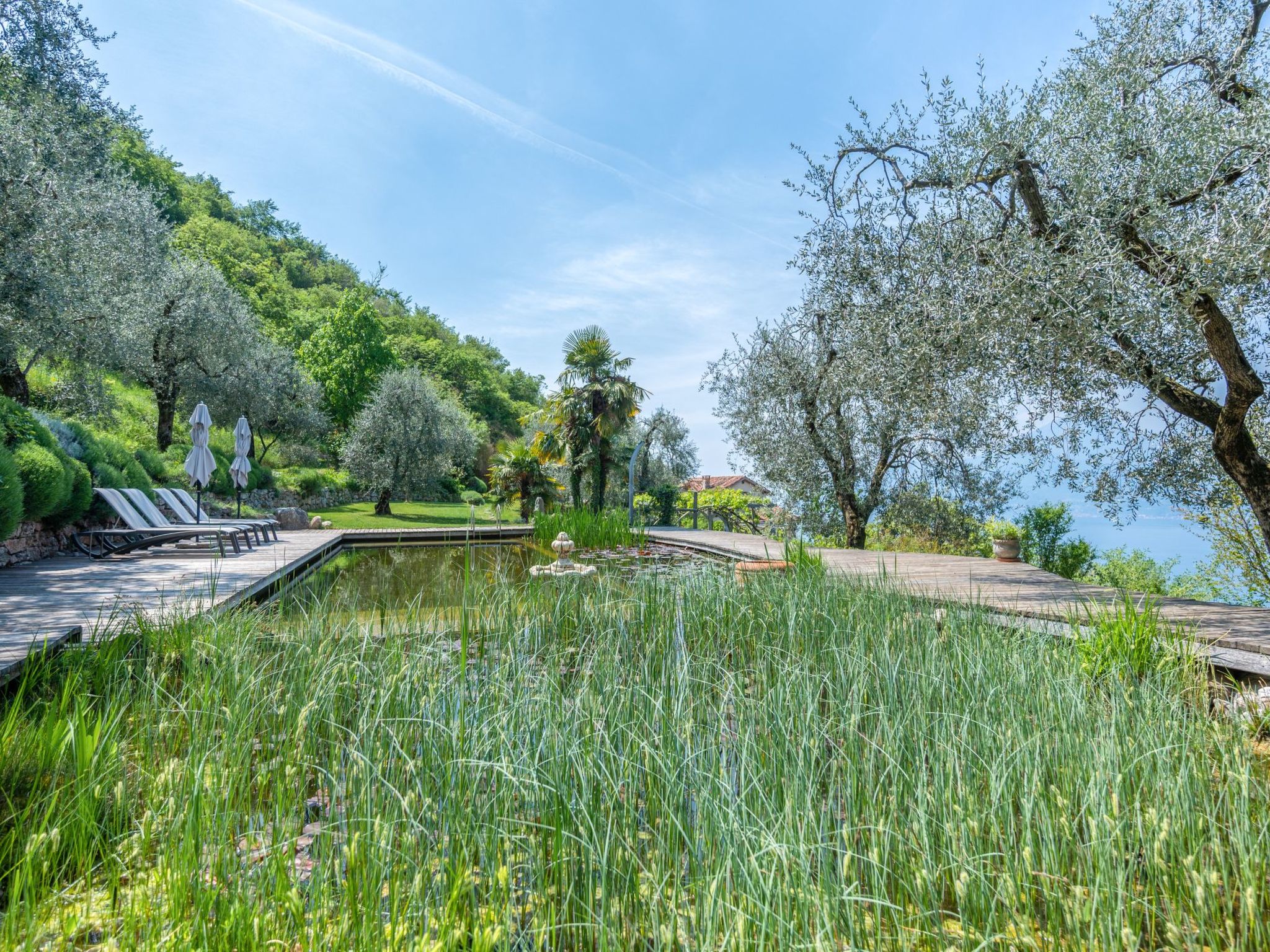 Villa mit schönem Seepanorama und Naturteich-Binnen