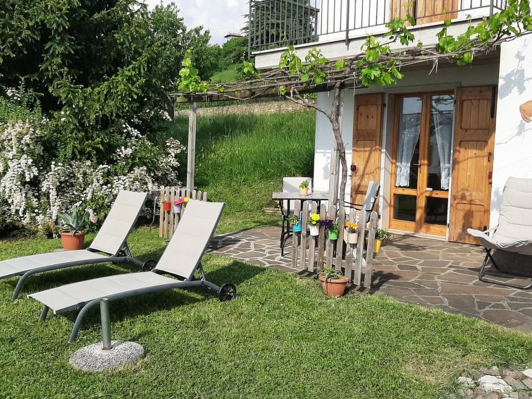Centraal gelegen appartement in Albisano met uitzicht op het meer in Albisano