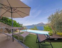 Privater Pool und herrlicher Seeblick