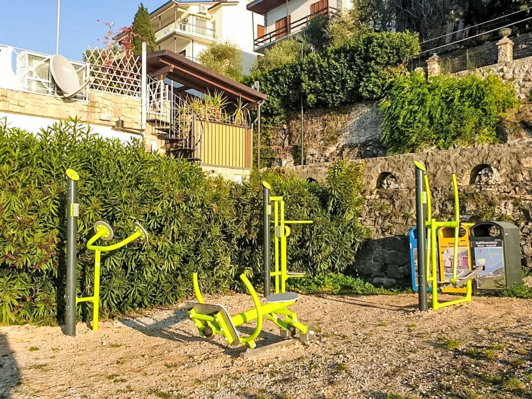 Gelbe Wohnung 65qm mit Garten und Seeblick - Buiten