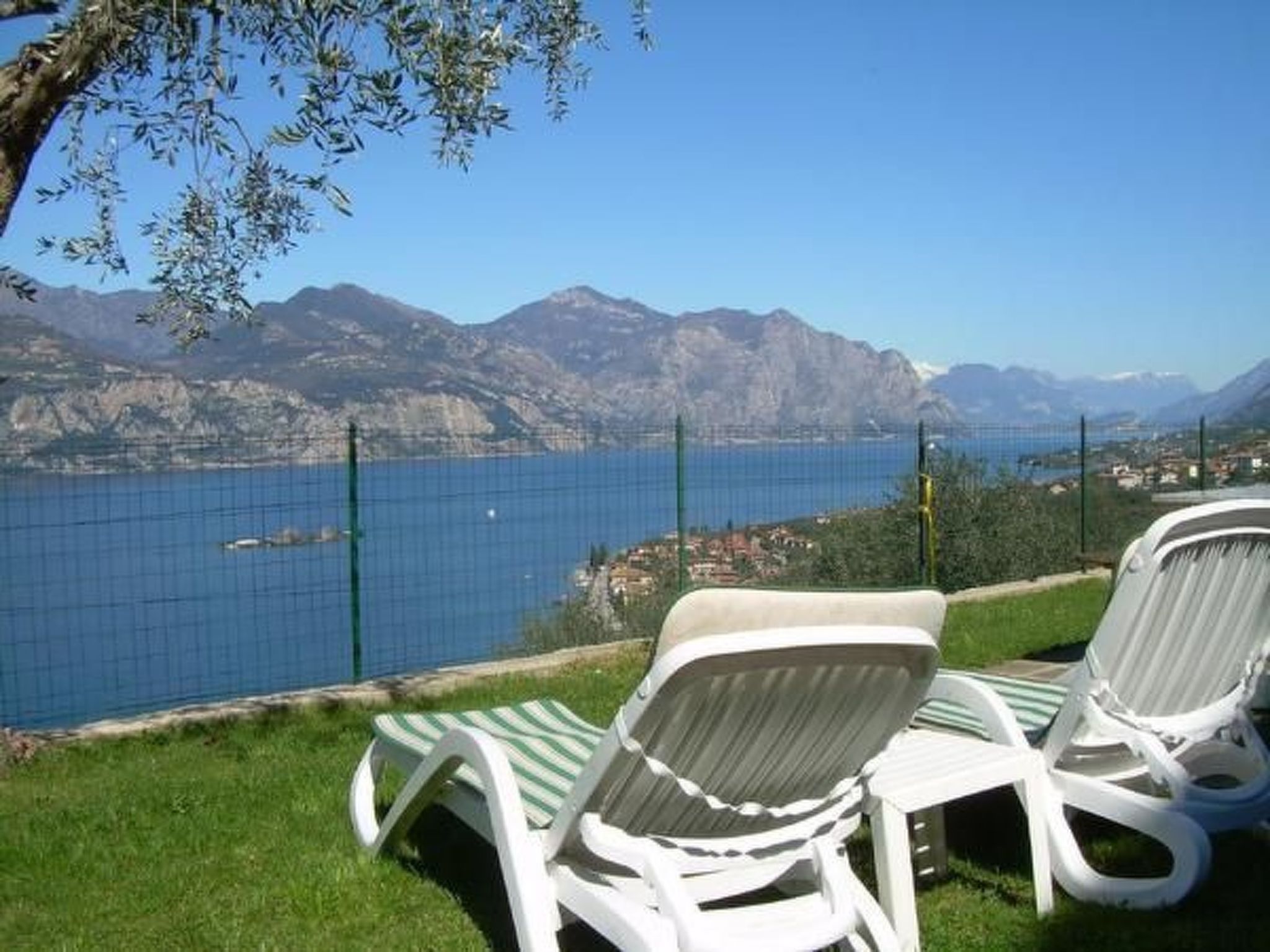Maximaal 2 huisdieren/honden toegestaan. Casa Margherita is a pretty rustico in Zignago, above Brenzone, with a magnificent view of the lake: you can see Isola Trimelone, Malcesine and Monte Baldo as ..