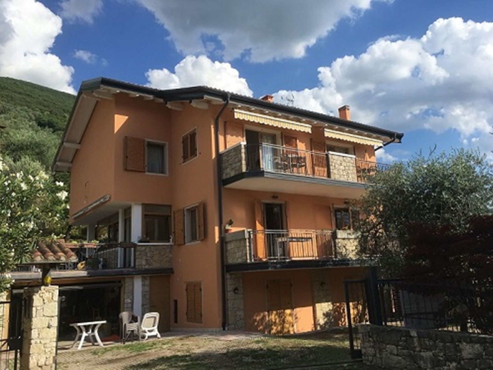 mit Balkon Villa in Brenzone