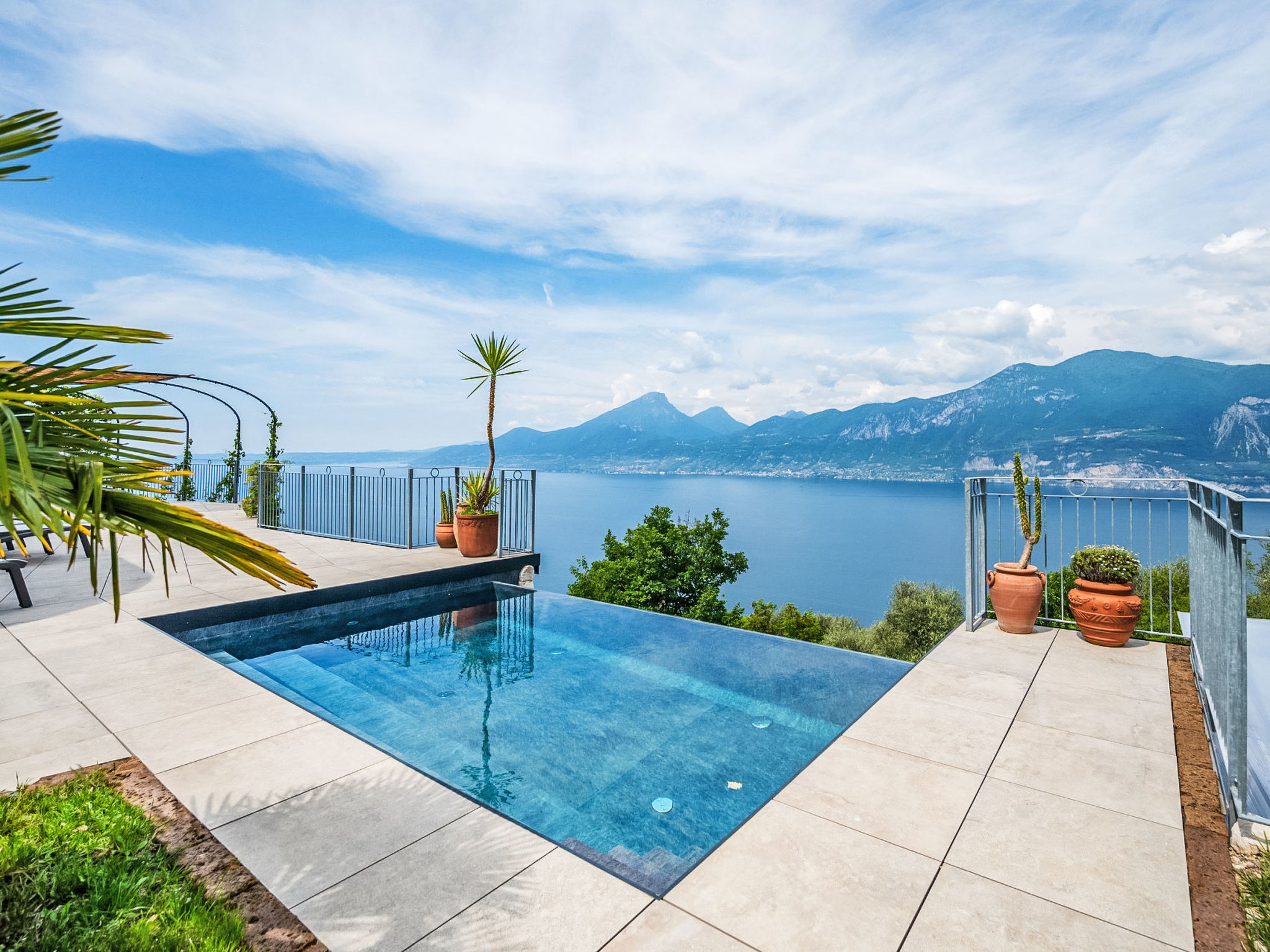 Alleinstehende Villa mit Pool und Traumaussicht