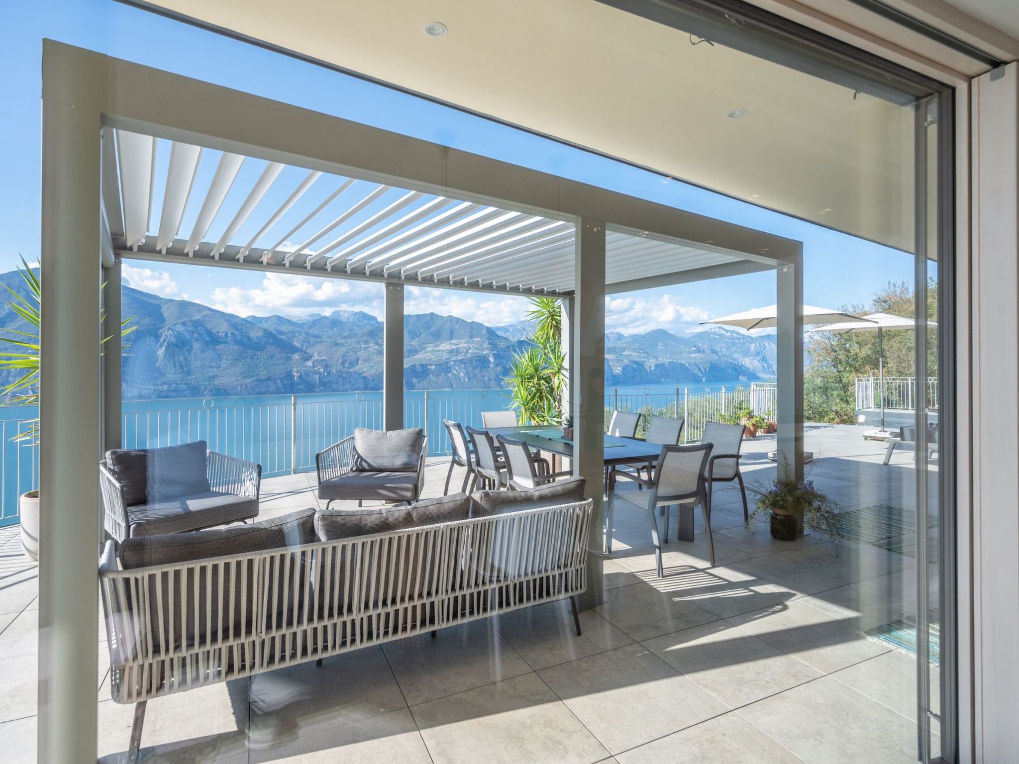 Alleinstehende Villa mit Pool und Traumaussicht-Inside