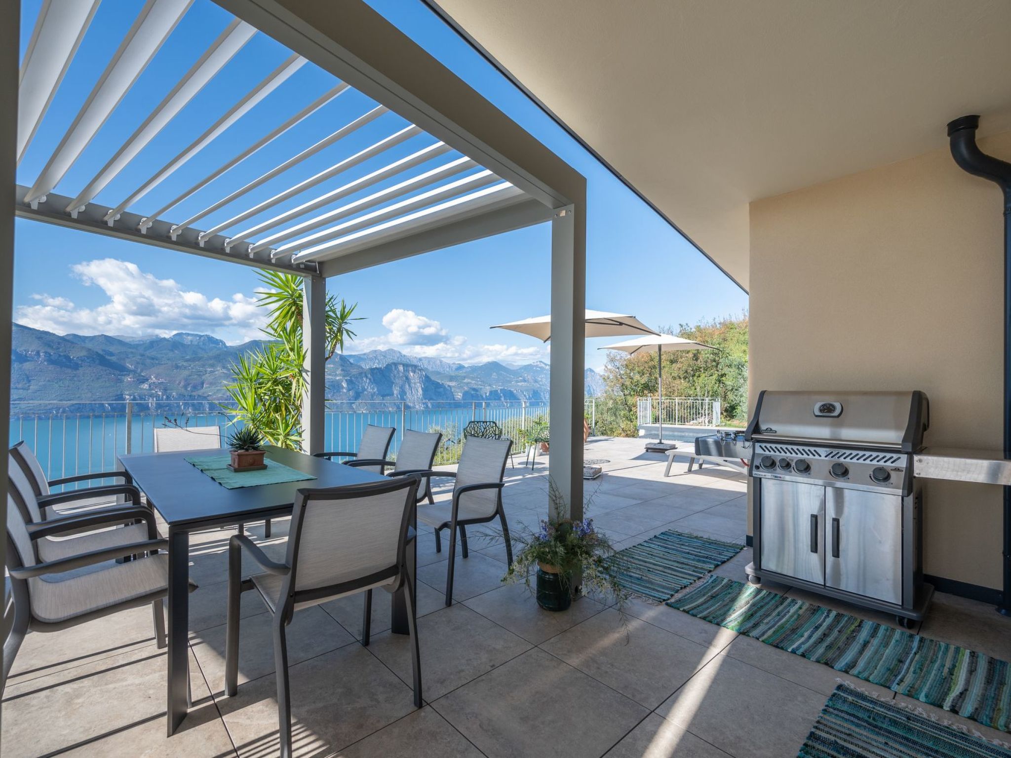 Alleinstehende Villa mit Pool und Traumaussicht-Inside