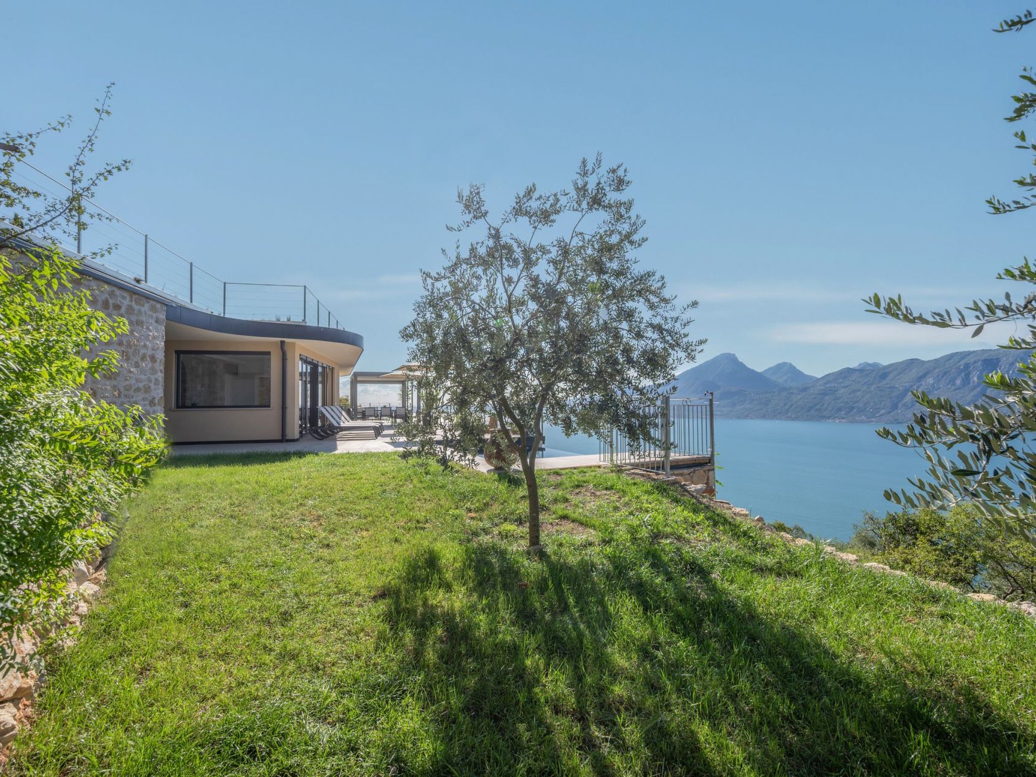 Alleinstehende Villa mit Pool und Traumaussicht-Inside