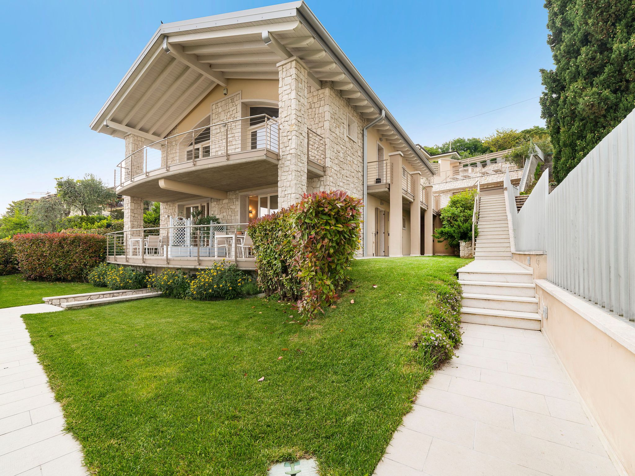 Welcome to VILLA KIARA 'SUNRISE', a garden-floor flat that will enchant you with its south-west exposure and breathtaking view of the lake. Measuring 70 square metres, it is the perfect retreat for up..