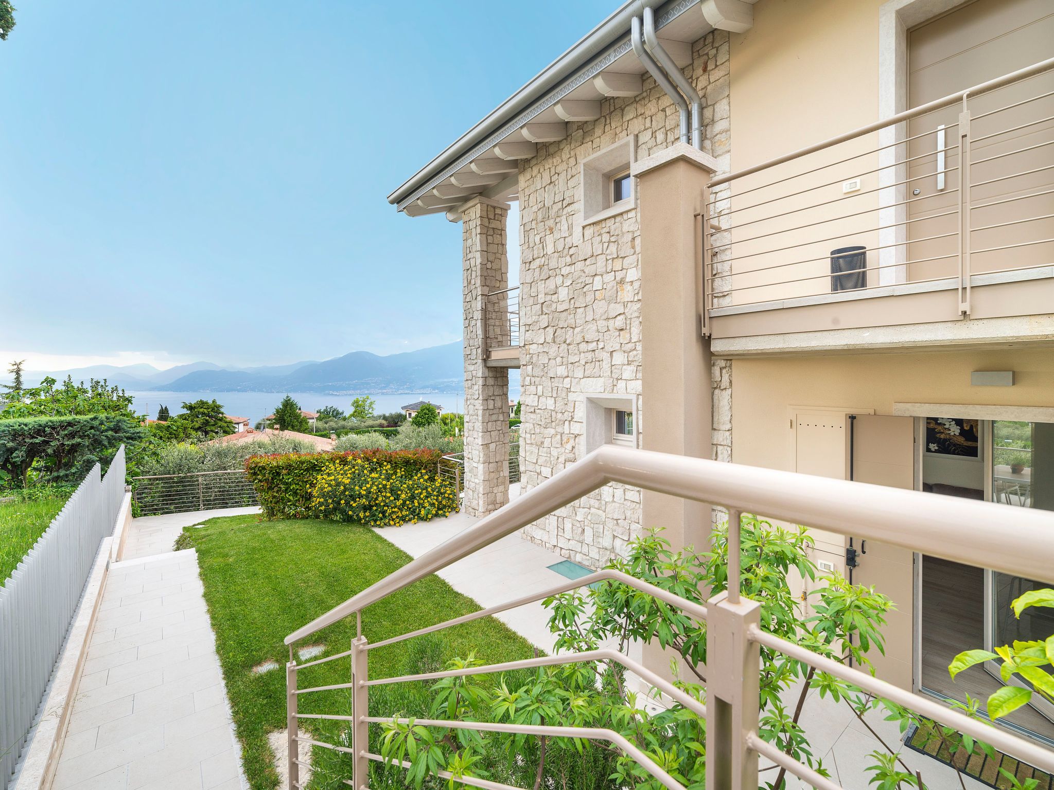 Flacher Sonnenaufgang-Binnen