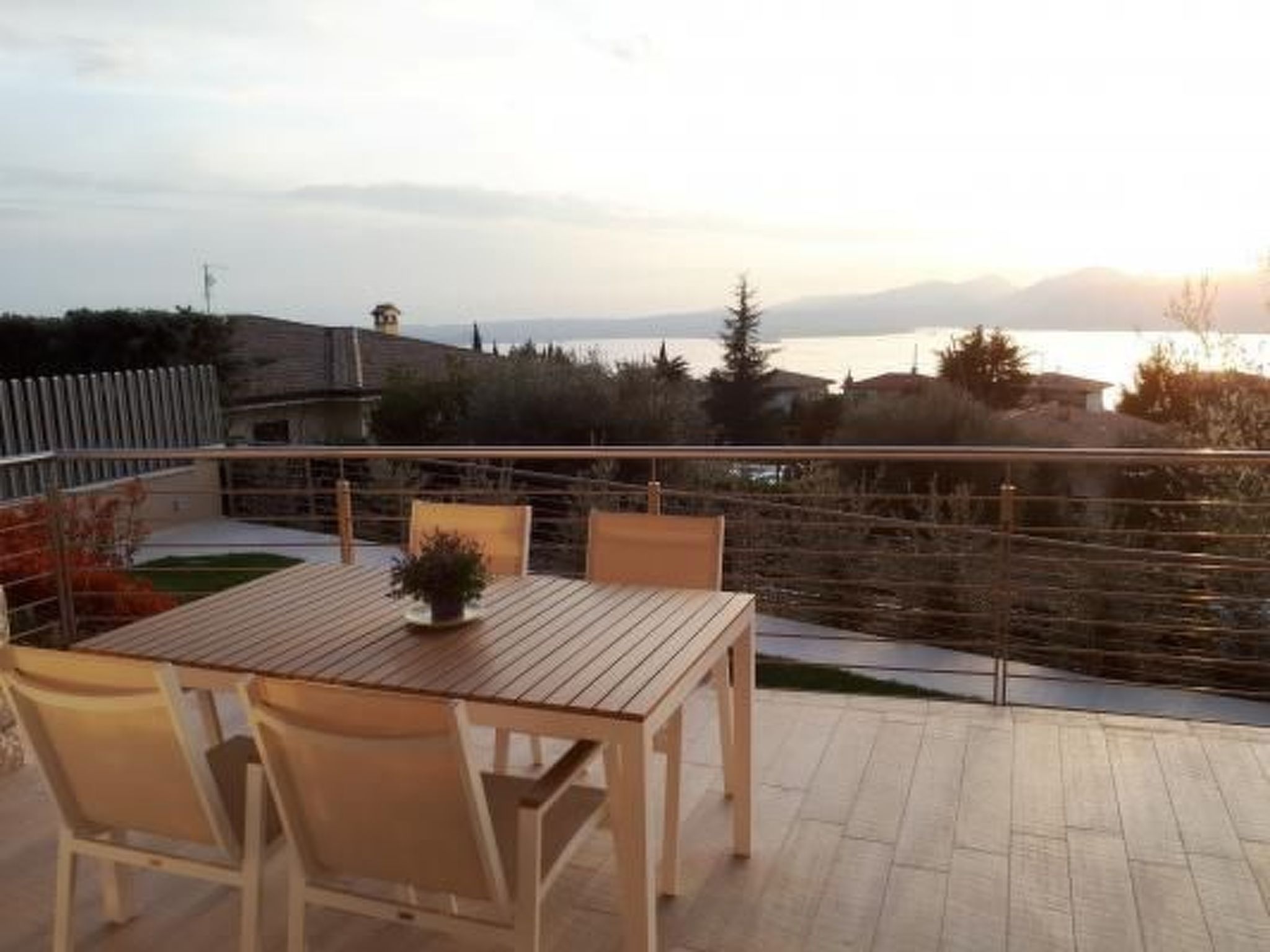 Flacher Sonnenaufgang-Binnen