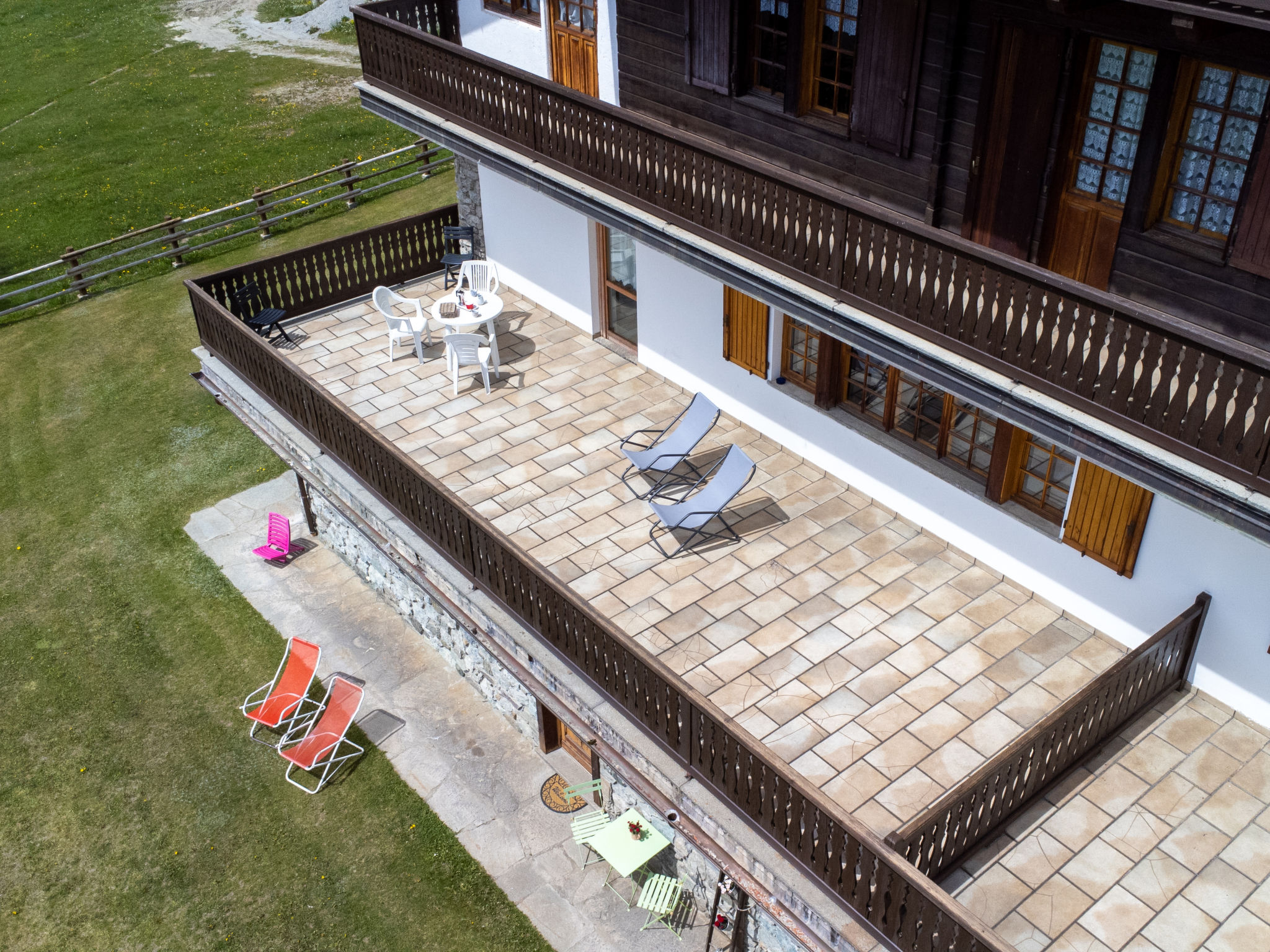 &quot;Aigle&quot;, appartement 3-kamers 100 m2 op de 1e verdieping. Licht, doelmatig en comfortabel ingericht: woon-/eetkamer met open haard en TV. Uitgang naar het terras. 1 2-pers. kamer met 1 2-pers bed. 1 2..